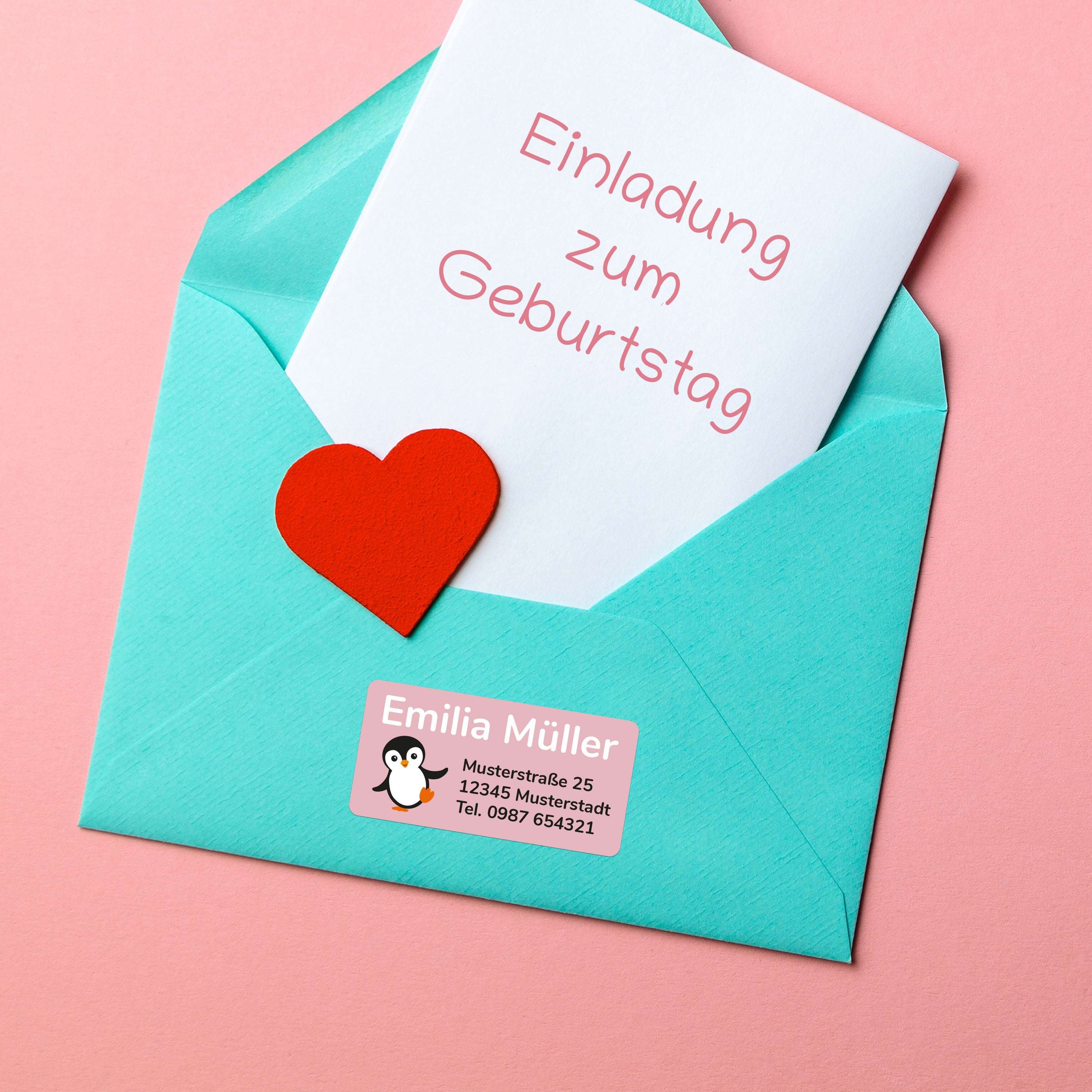 Hundert individuelle Adressaufkleber in 50x25 mm, mit Namen und Adresse, auf kleinem weißen Hintergrund für Schule und Kita.