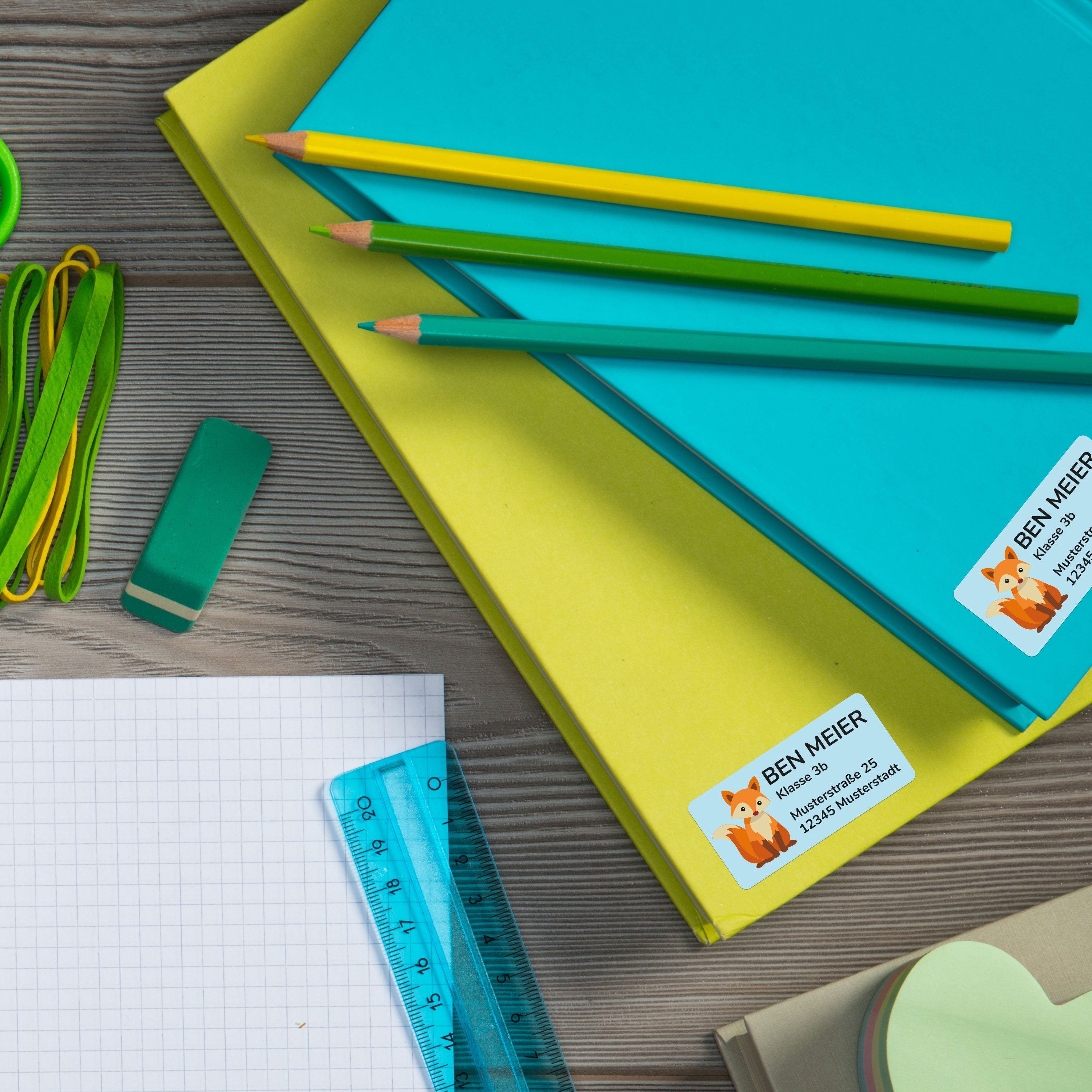 Hundert individuelle Adressaufkleber in 50x25 mm Größe, mit Namens- und Adressinformationen für Schule und Kita, aufkleberdrucker.de