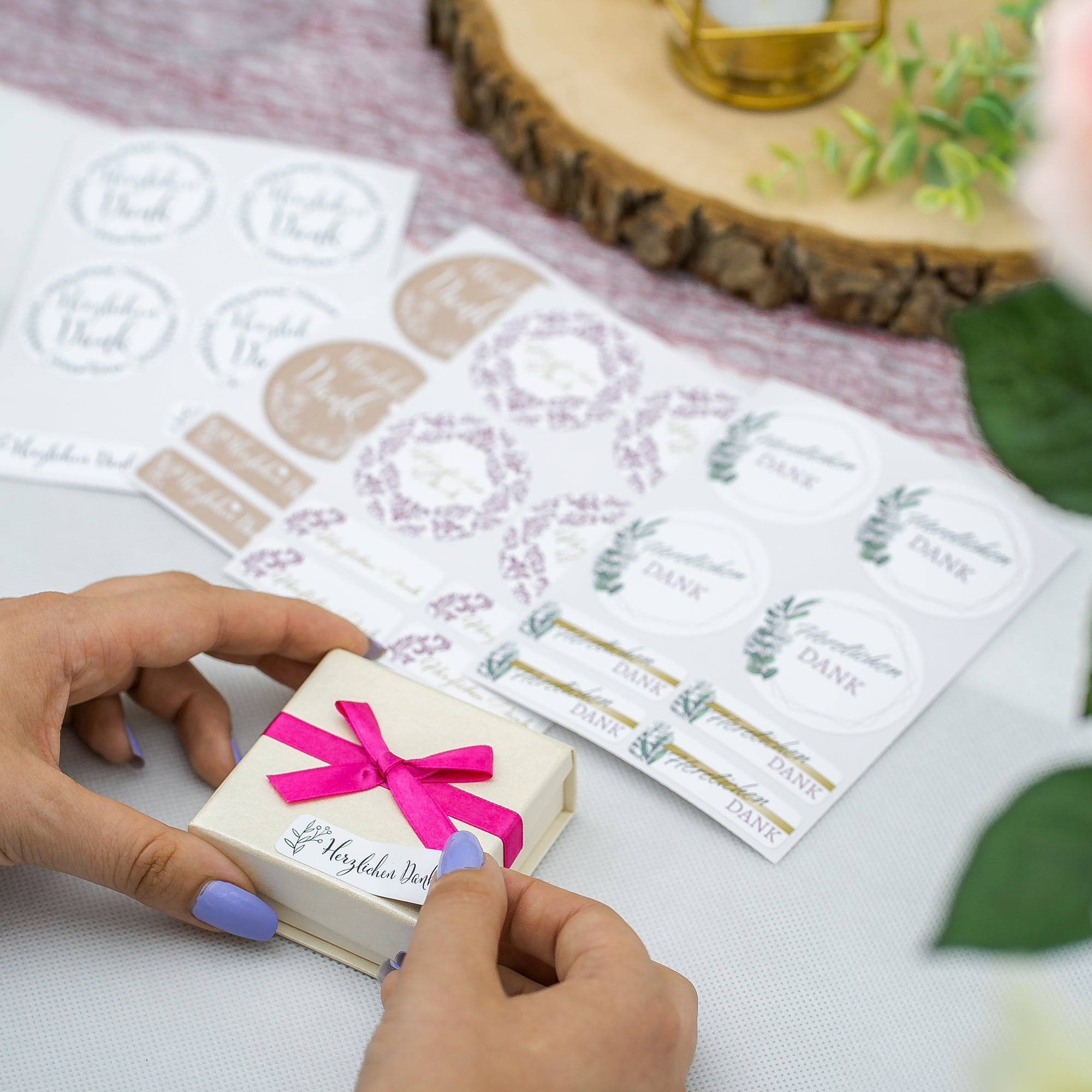 Schwarz-weiße Hochzeitsaufkleber in verschiedenen Größen mit Texten, perfekt für Dekoration und Karten, auf einer Anwendung gezeigt