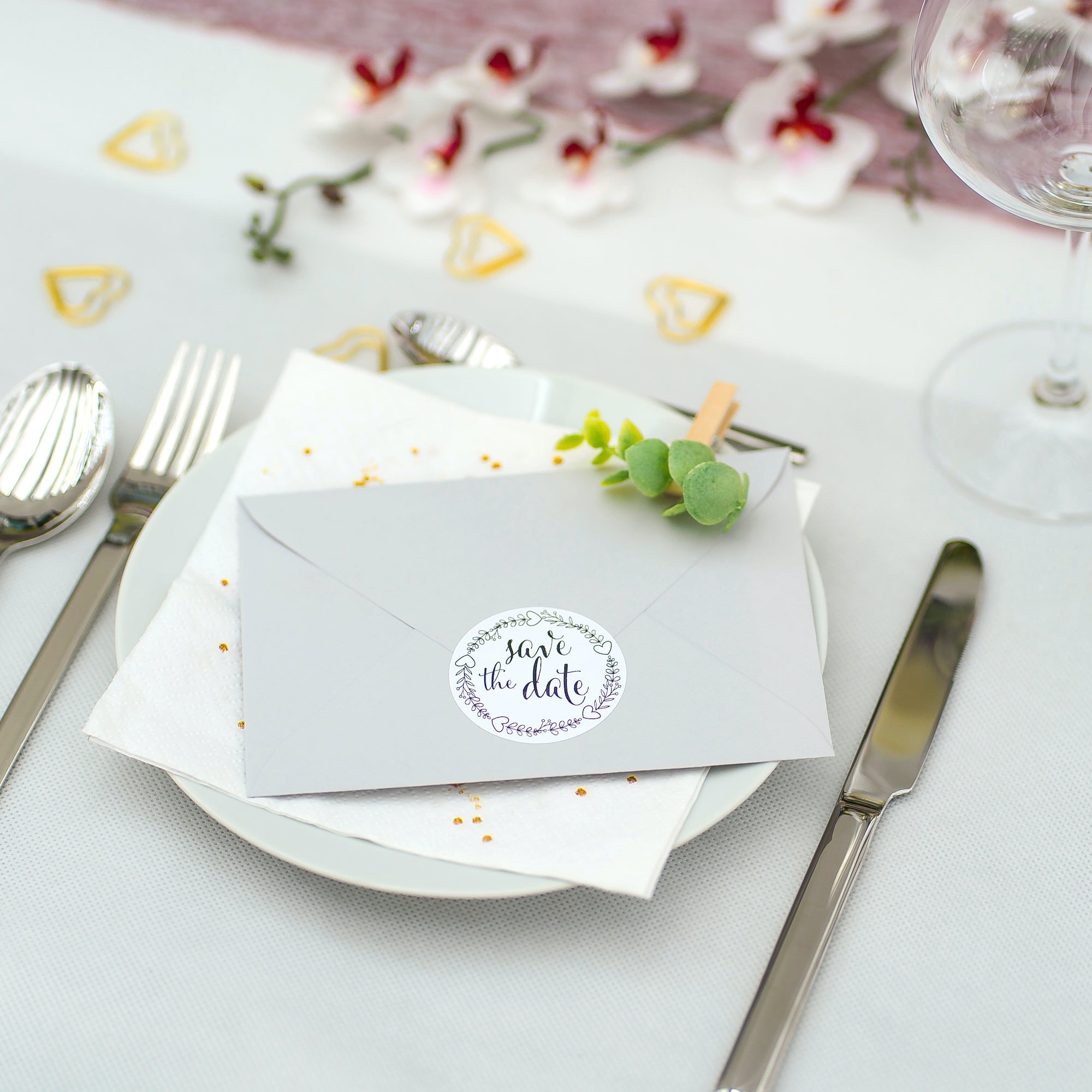 Schwarze und weiße Hochzeit-Aufkleber mit verschiedenen Texten und Größen, perfekt für Save-the-Date-Karten, aufkleberdrucker.de
