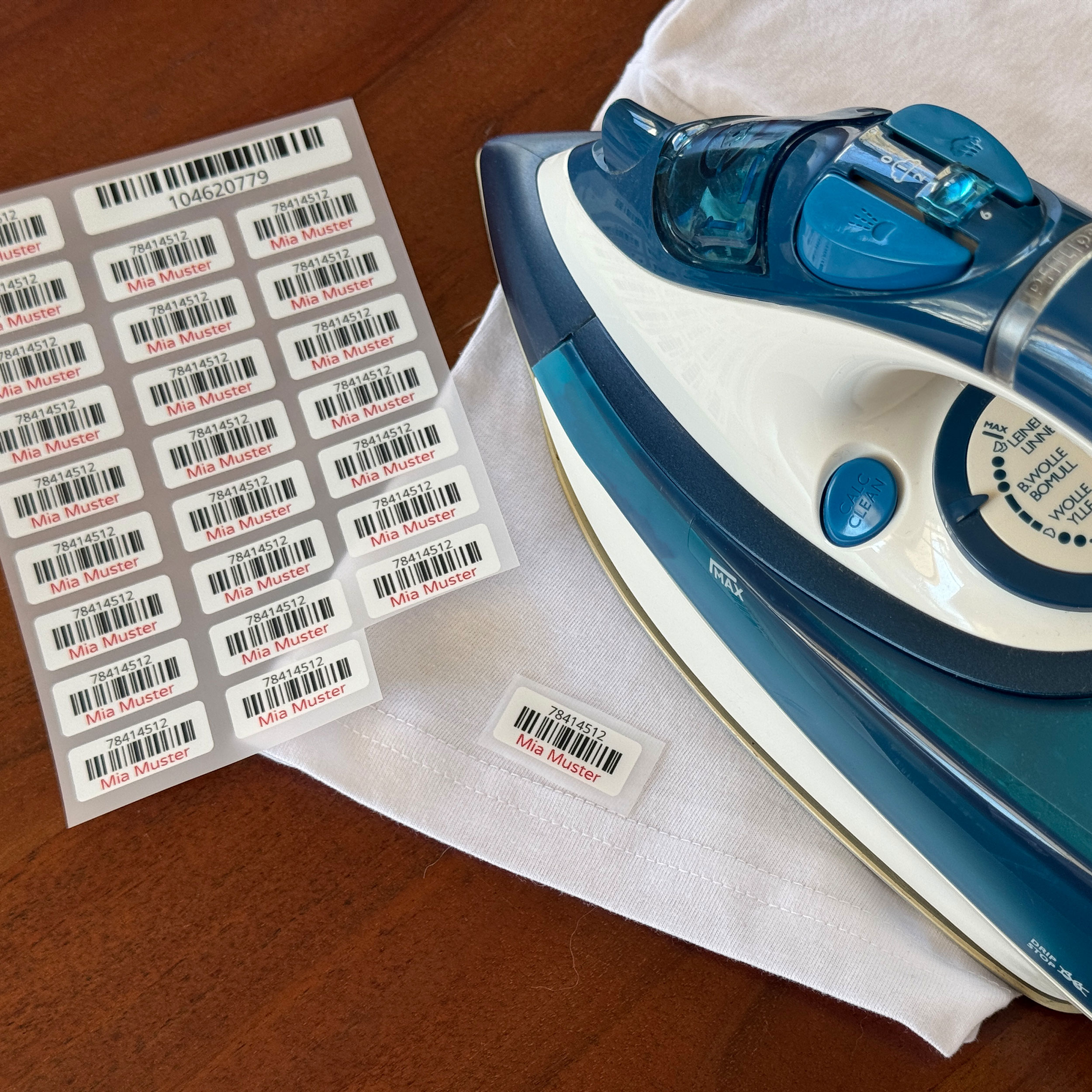 225 Bügeletiketten mit Barcode, 30x13 mm, für Etikettendrucker, aufkleberdrucker.de, auf weißen Hintergrund