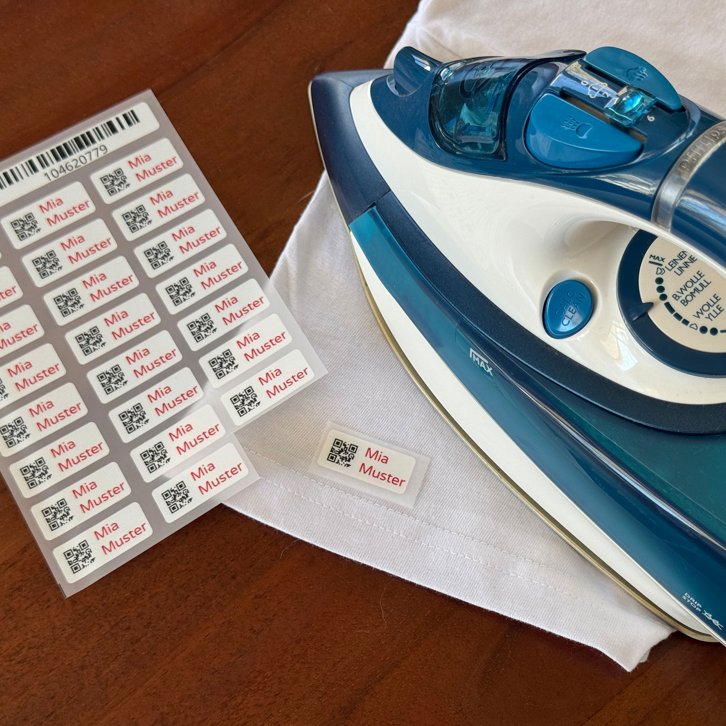 225 Bügeletiketten mit QR-Code, 30x13 mm, aufkleberdrucker.de, weiße Etiketten mit QR-Codes zum Beschriften und Scannen