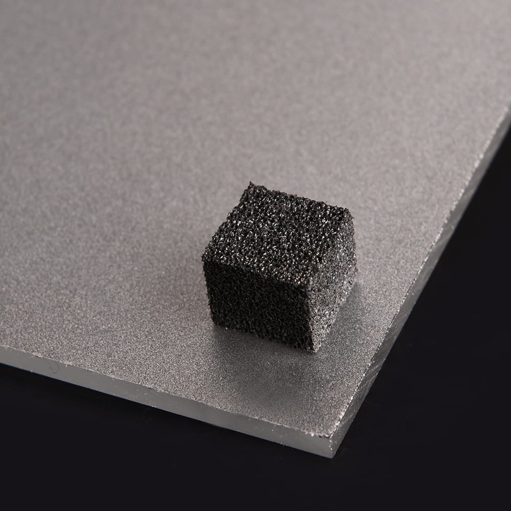 Zwei selbstklebende Aufhänger mit Abstandhaltern für bis zu 3 kg, 70x70 mm, aus Spiegelblech, geeignet für dekorative Anwendungen