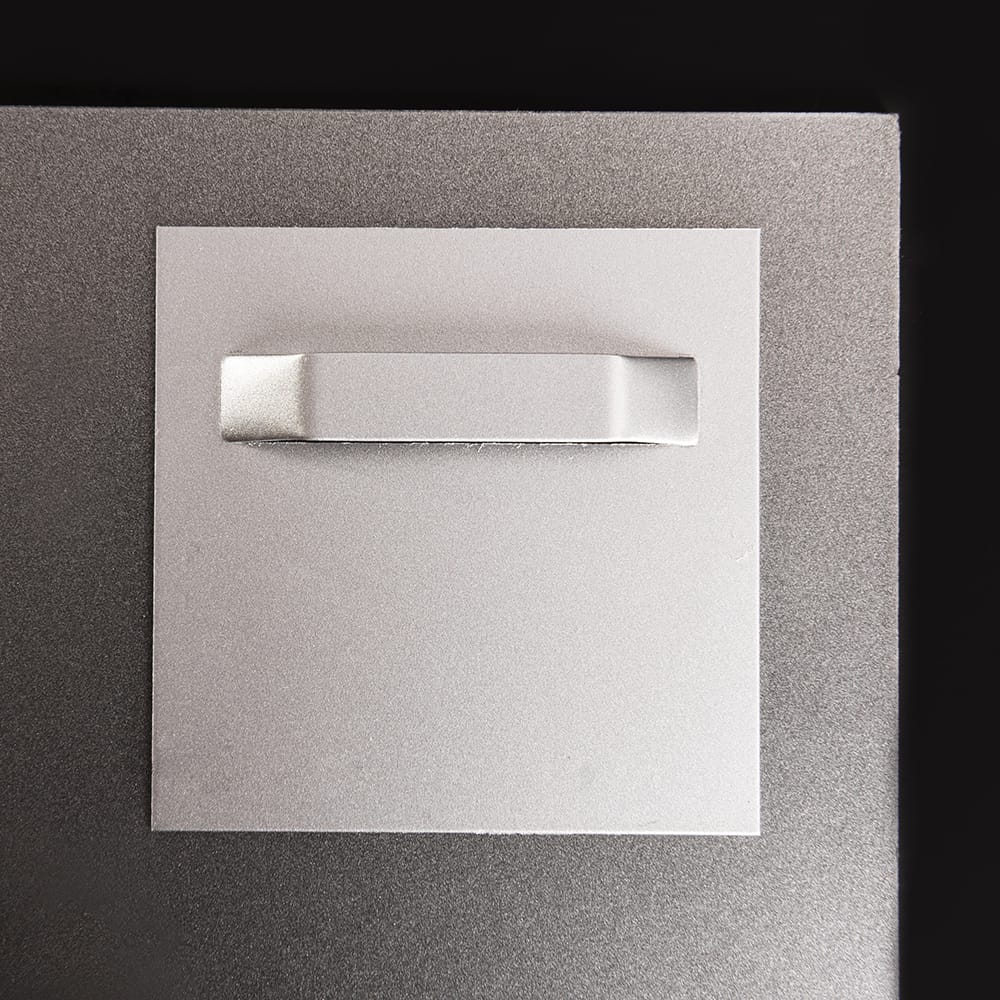 Zwei selbstklebende Aufhänger mit Abstandhaltern aus Spiegelblech, tragfähig bis 3 kg, 70x70 mm, für flexible Befestigung.