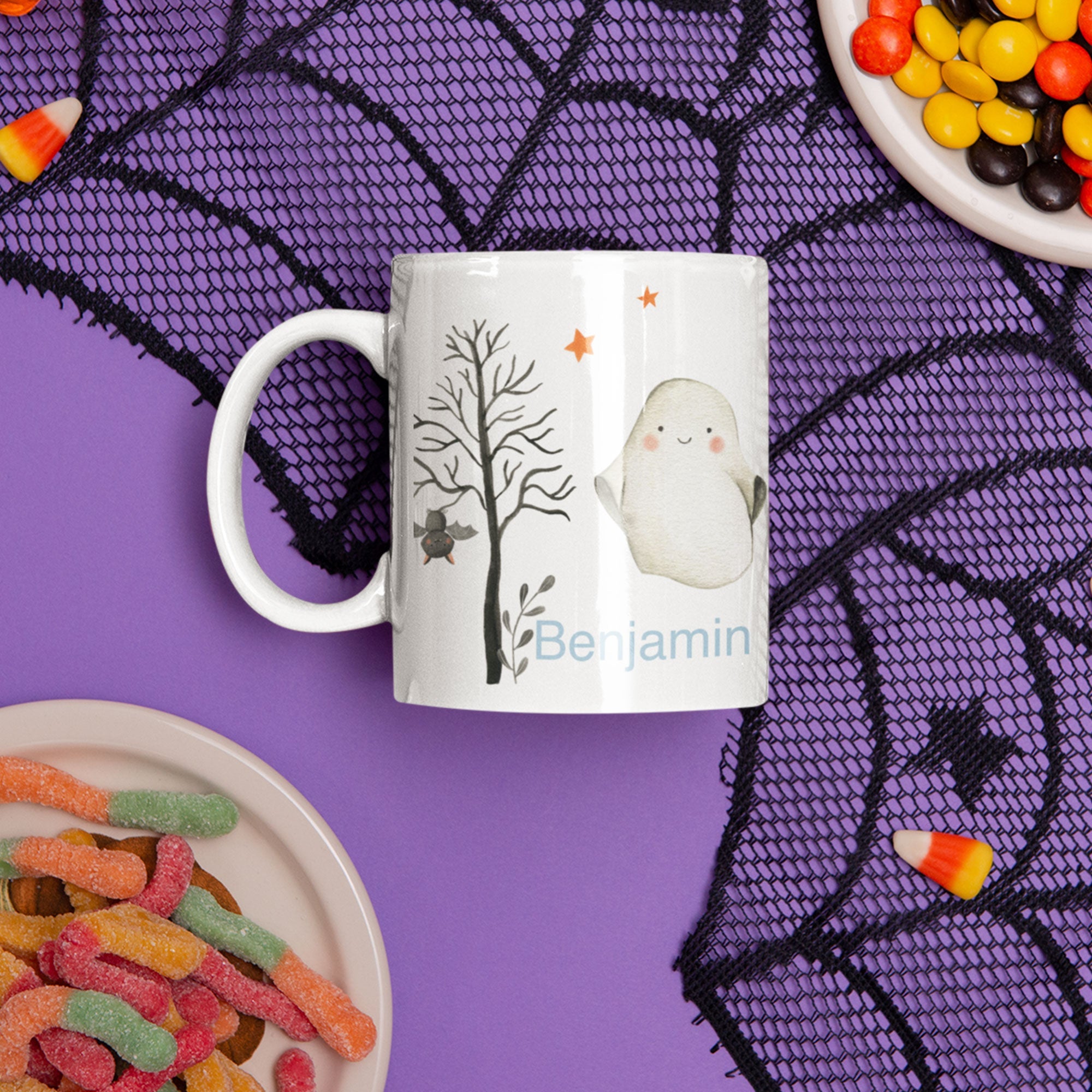 Personalisierte Kindertasse mit buntem Aquarell-Halloween-Motiv und Namen, ideal für Kinder, von aufkleberdrucker.de