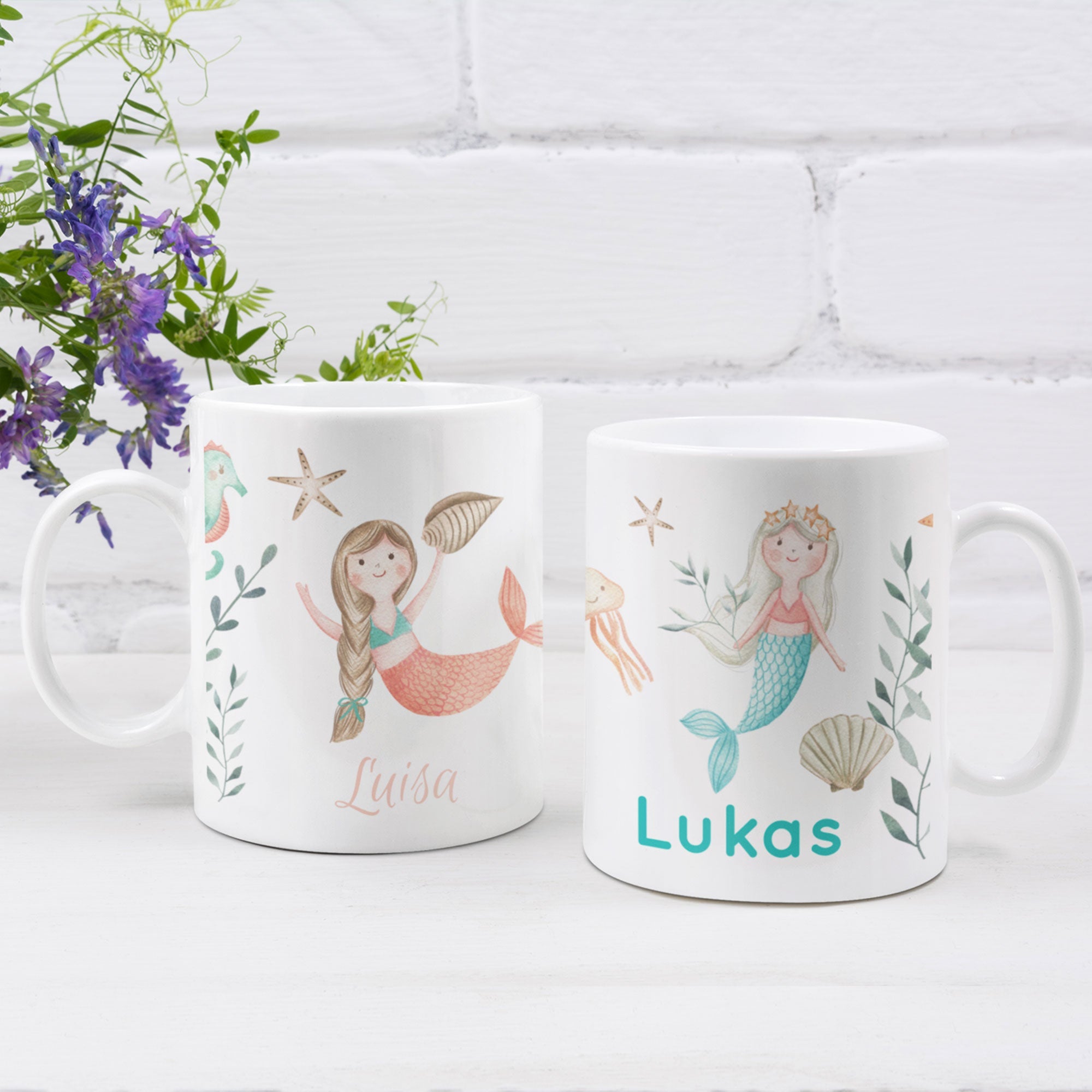 Personalisierte Kindertasse mit Namen und Meeres-Aquarellmotiv, kindgerechtes Design mit Meerjungfrau und bunten Wasserfarben