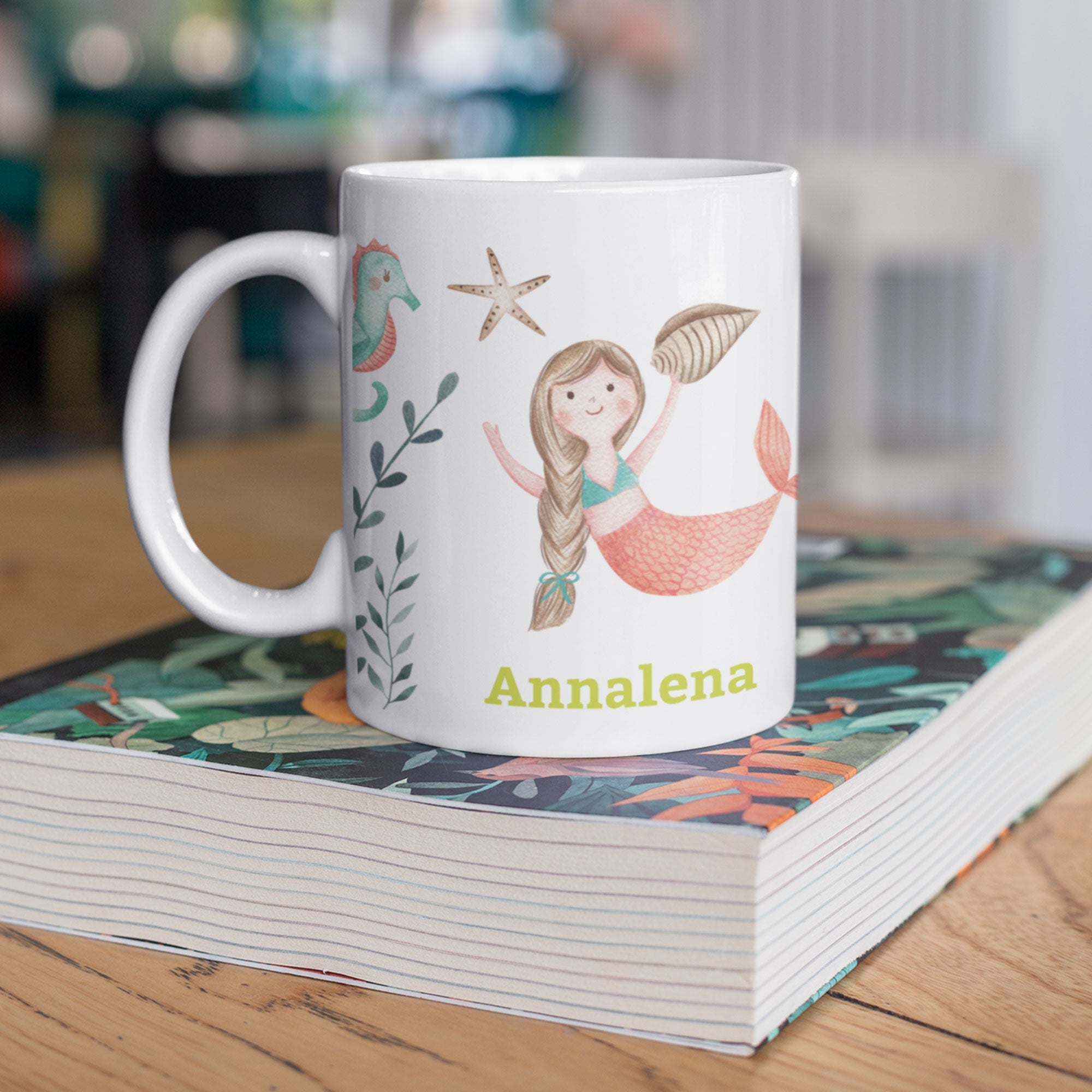 Personalisierte Kindertasse mit Namen, Aquarell-Welten, Meerjungfrau-Design, bunte Wasserfarben, kindgerechtes Motiv