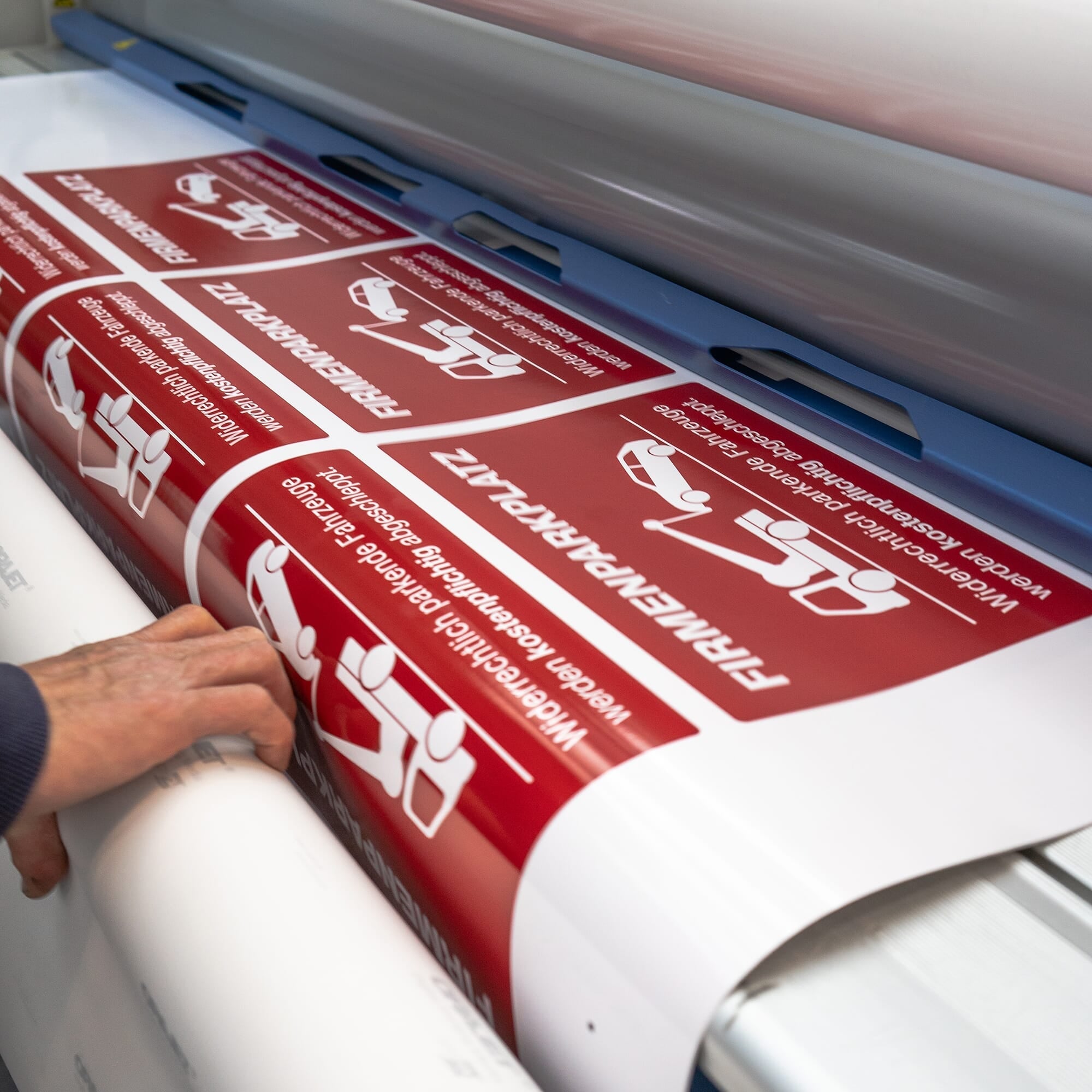 Drei signalblaue Aufkleber PRIVATWEG – DURCHGANG VERBOTEN, 300x200 mm, mit Folienlaminat, auf kleinem Hintergrund sichtbar