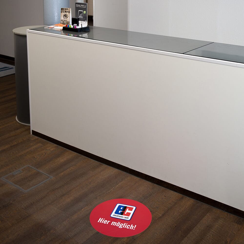 Fußbodenaufkleber aus Vinyl mit buntem Design, ideal für Bodenmarkierungen und Wegweiser in Innenräumen.