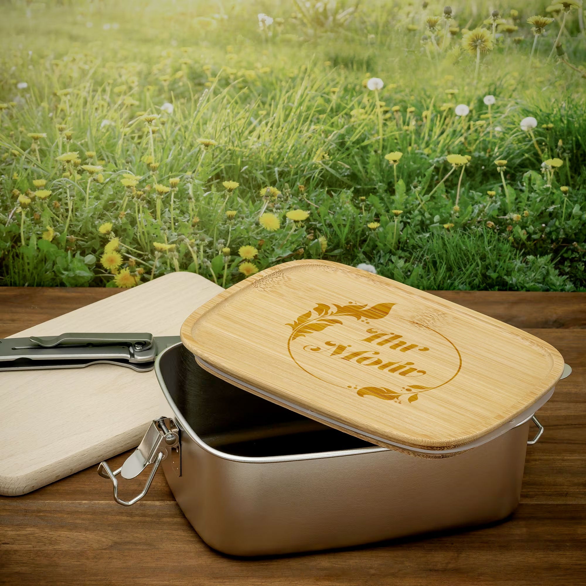 Edelstahl Lunchbox mit Bambusdeckel und Verschluss, individuell graviert, praktischer Behälter für Mittagessen von kinder-druckerei.de