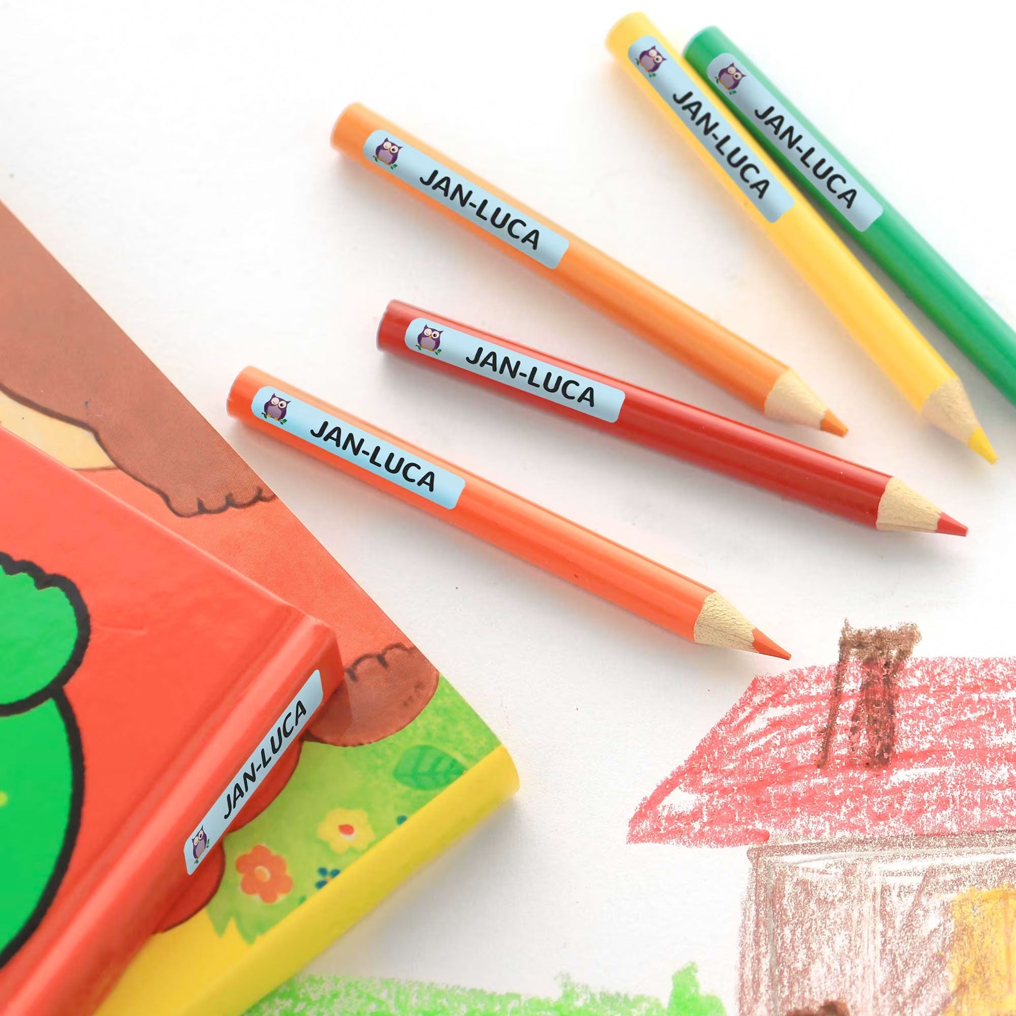 Kleine individuelle Namensetiketten, 40x6 mm, 215 Stück, mit bunten Schriftzügen auf weißem Hintergrund, ideal für Kinder.