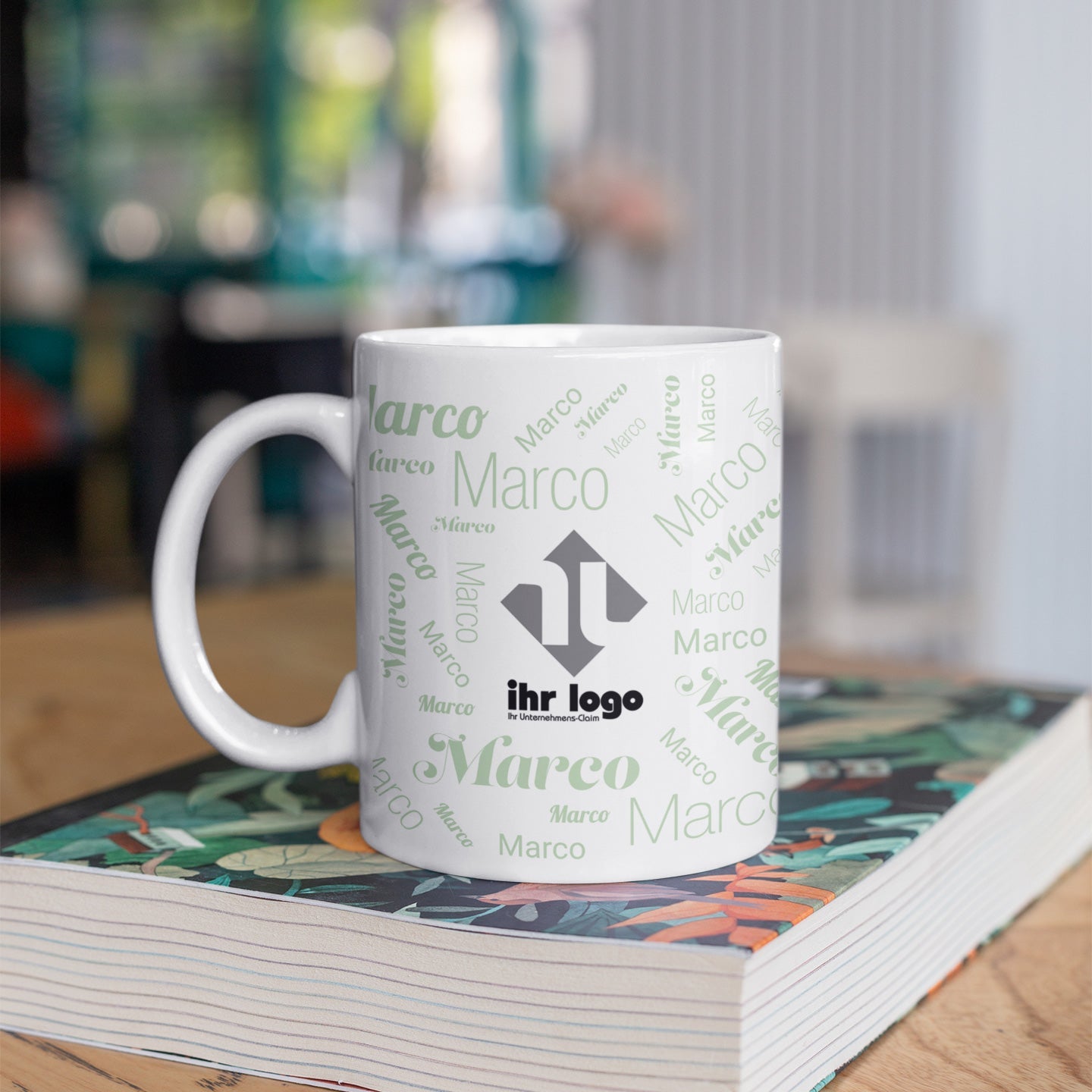 Keramiktasse mit individuellem Namen und Firmenlogo, hochformatige Ansicht, personalisierte Firmenpräsentation