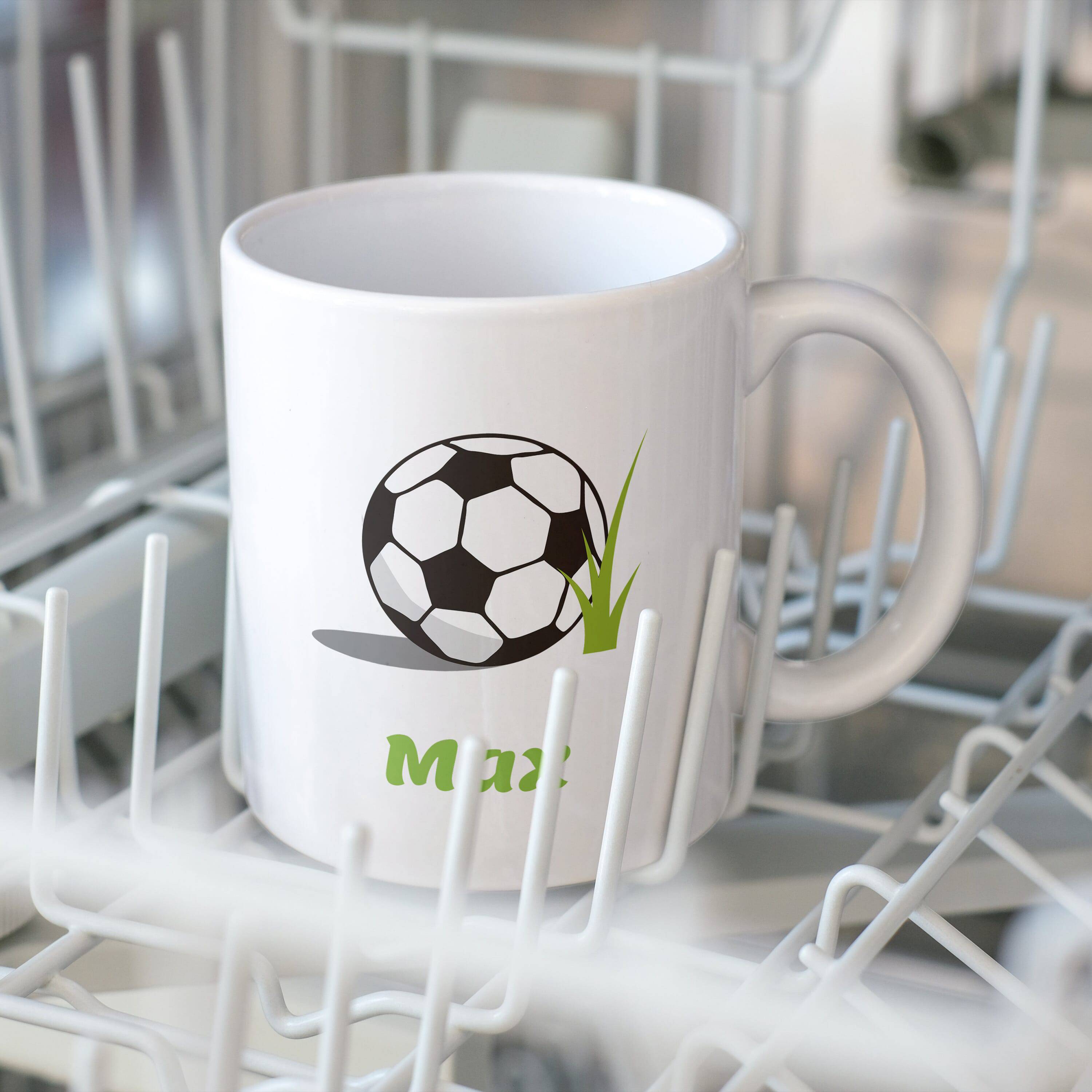 Weiße Keramiktasse mit Fußball- und Kindermotiv, individuell bedruckt, ideal für Kinder und Fans.