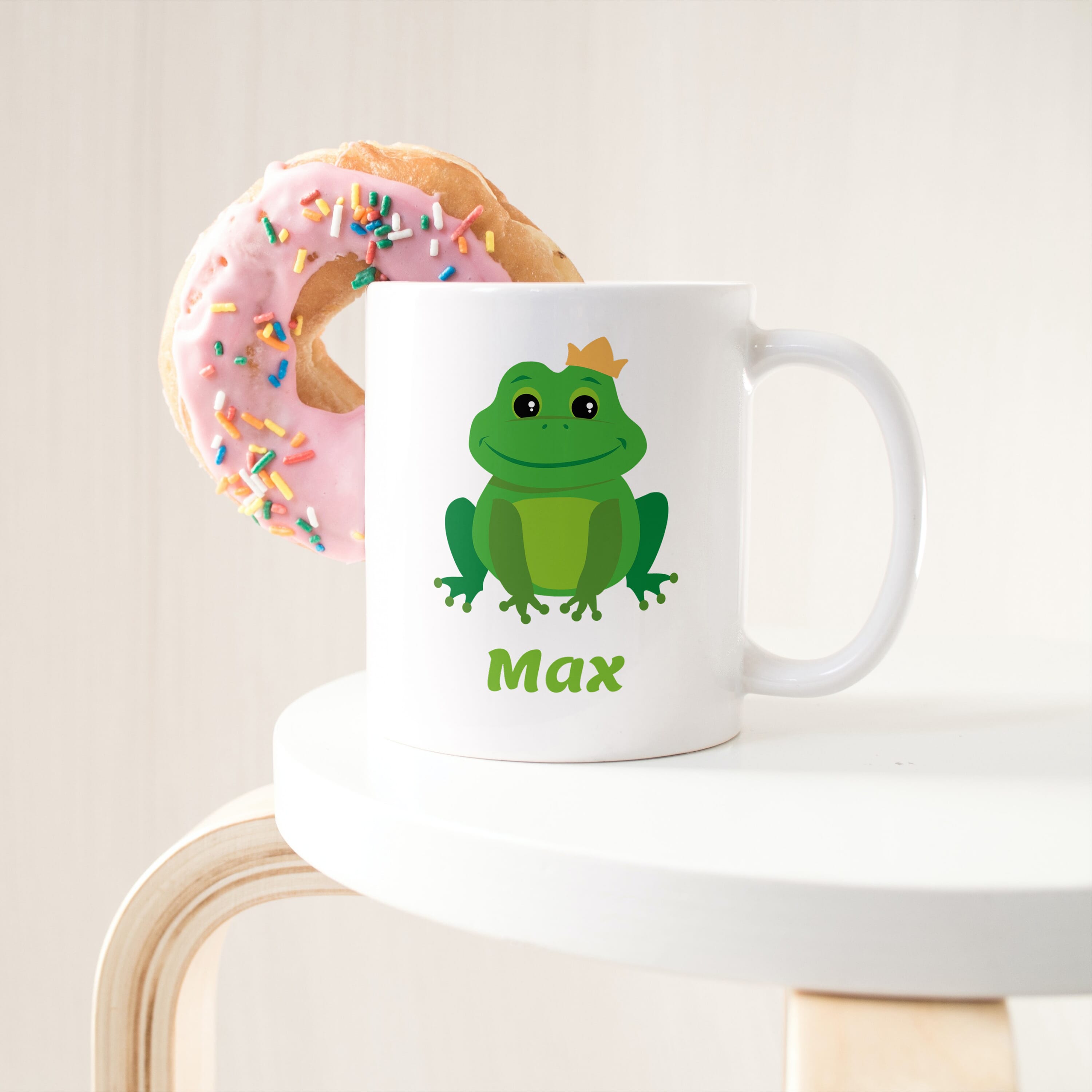 Weiße Keramiktasse mit farbigem Frosch-Kindermotiv und individuellem Druck, ideal für Kinder, von gravur-fabrik.de