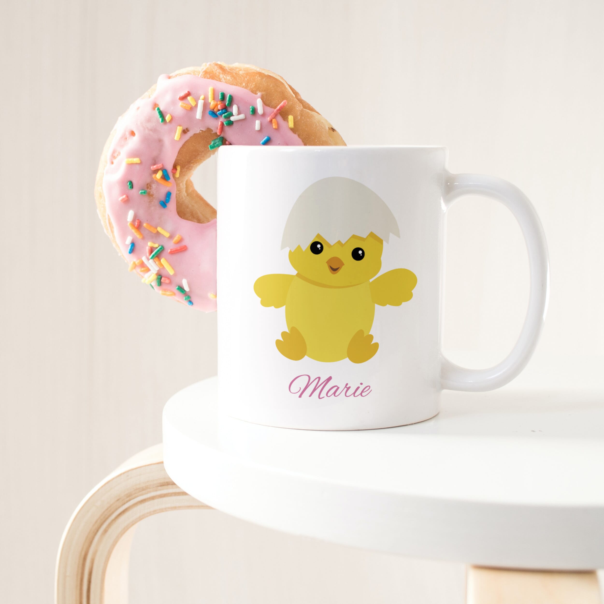 Keramiktasse mit Kindermotiv und individuellem Druck, farbiger Kinderzeichnung auf weißer Tasse, personalisierte Kinder-Tasse