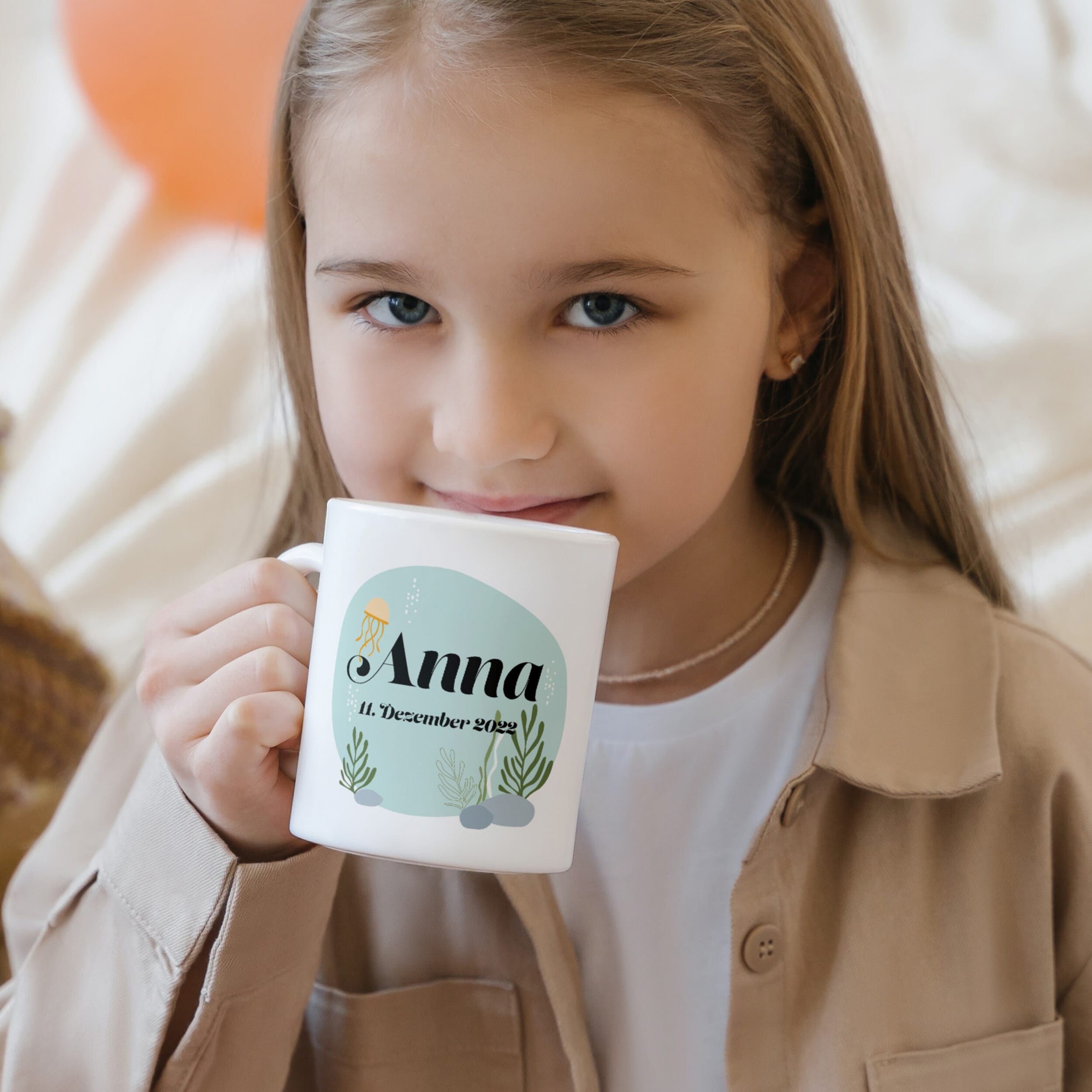 Keramiktasse mit buntem Kindermotiv und individuellem Druck, ideal für Kinder, von gravur-fabrik.de, auf weißem Hintergrund.