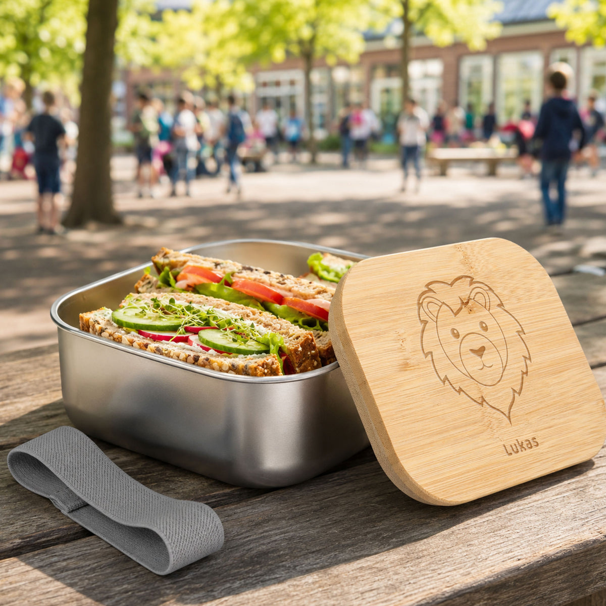 Edelstahl-Brotzeitdose mit Bambusdeckel und Verschluss, inklusive individueller Gravur, ideal für Kinderbrotzeit.