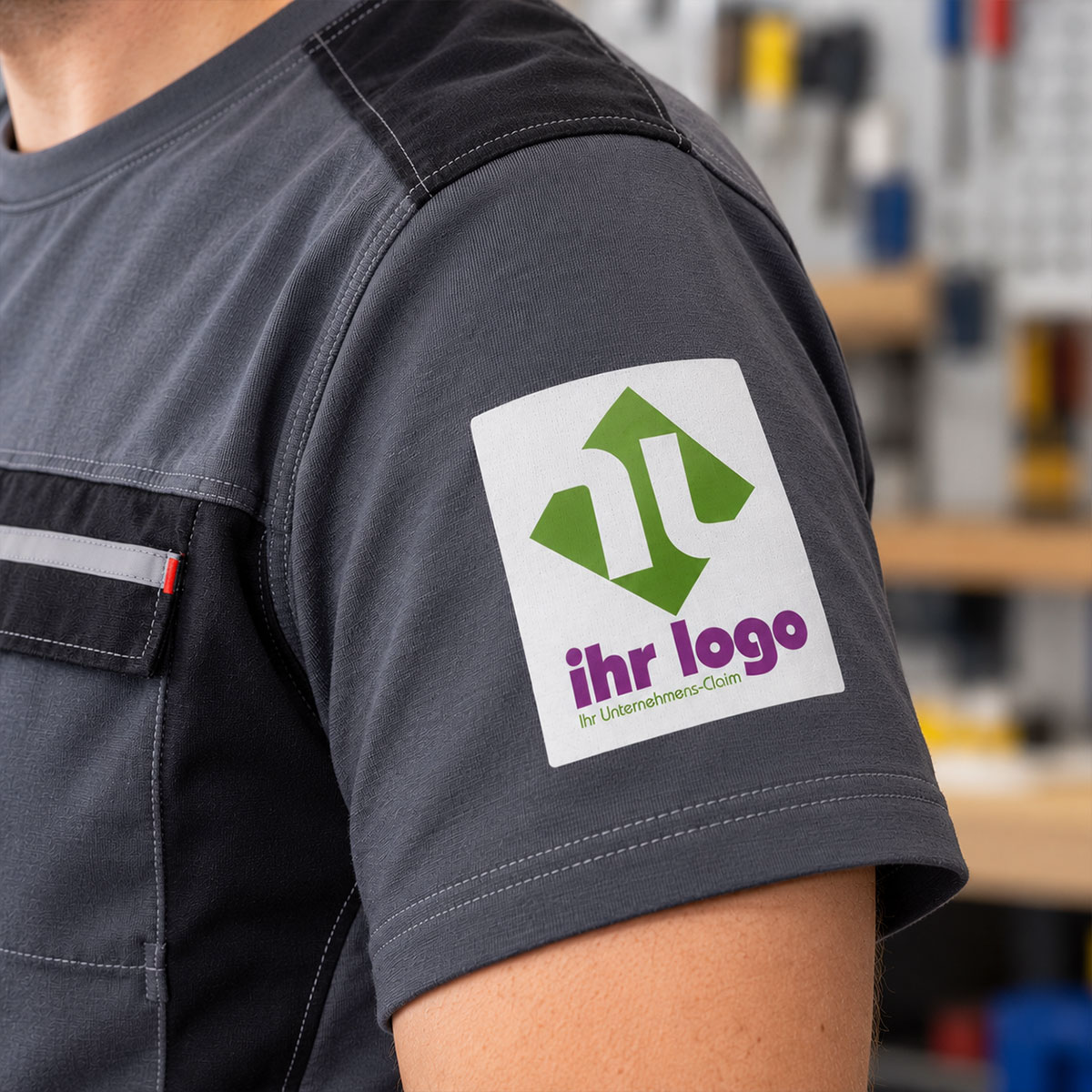 Individuell gestaltete Logo-Bügeletiketten 100×100 mm auf einem Bügel, große, klare Druckfläche, für Markenkennzeichnung.