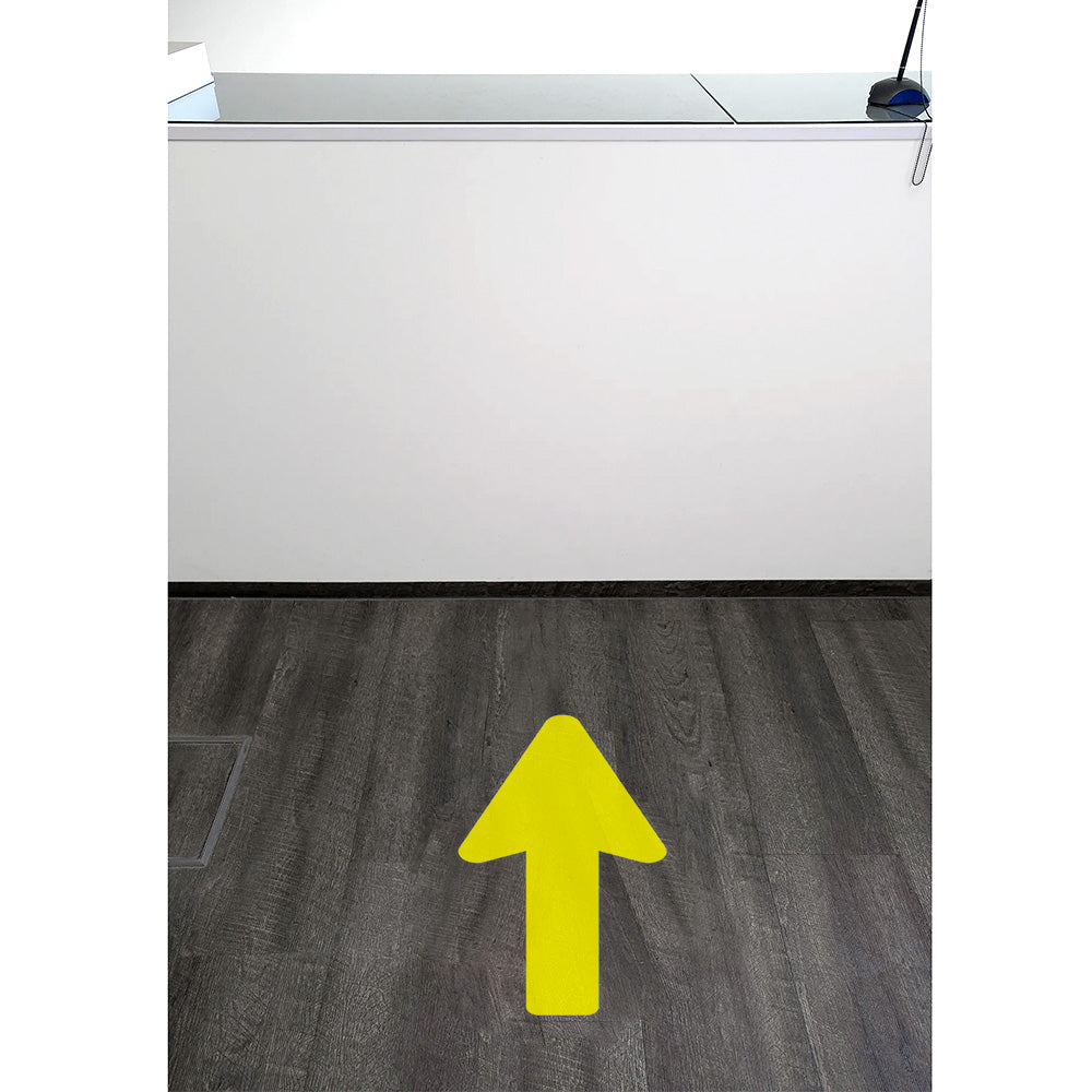 Zwei gelbe Fußbodenaufkleber mit Pfeilmarkierung, Richtungsweiser, Größe 400x160 mm, für sichere Wegeführung.