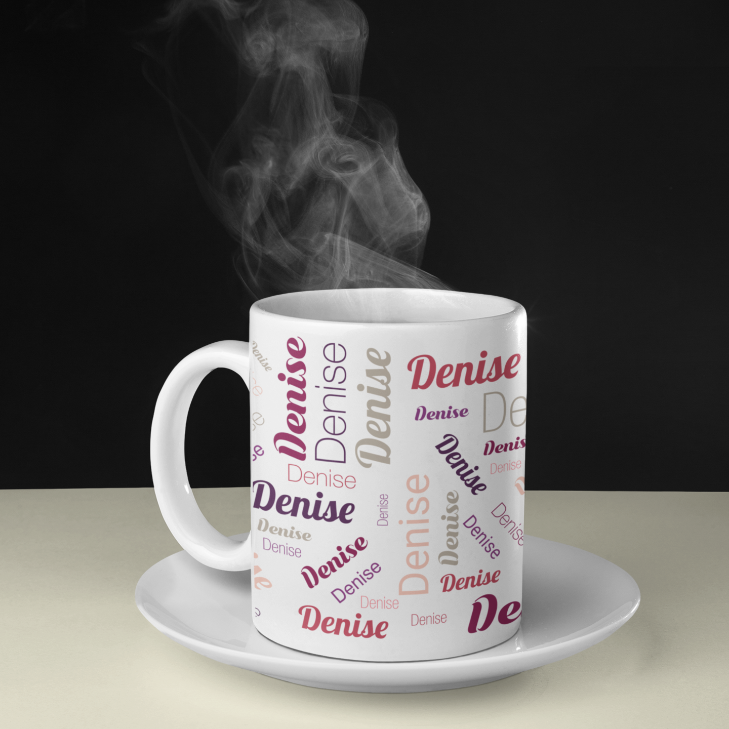 Rote Keramiktasse mit individuell gestaltetem Namen, personalisierte Tasse von aufkleberdrucker.de, für Kaffee oder Tee.