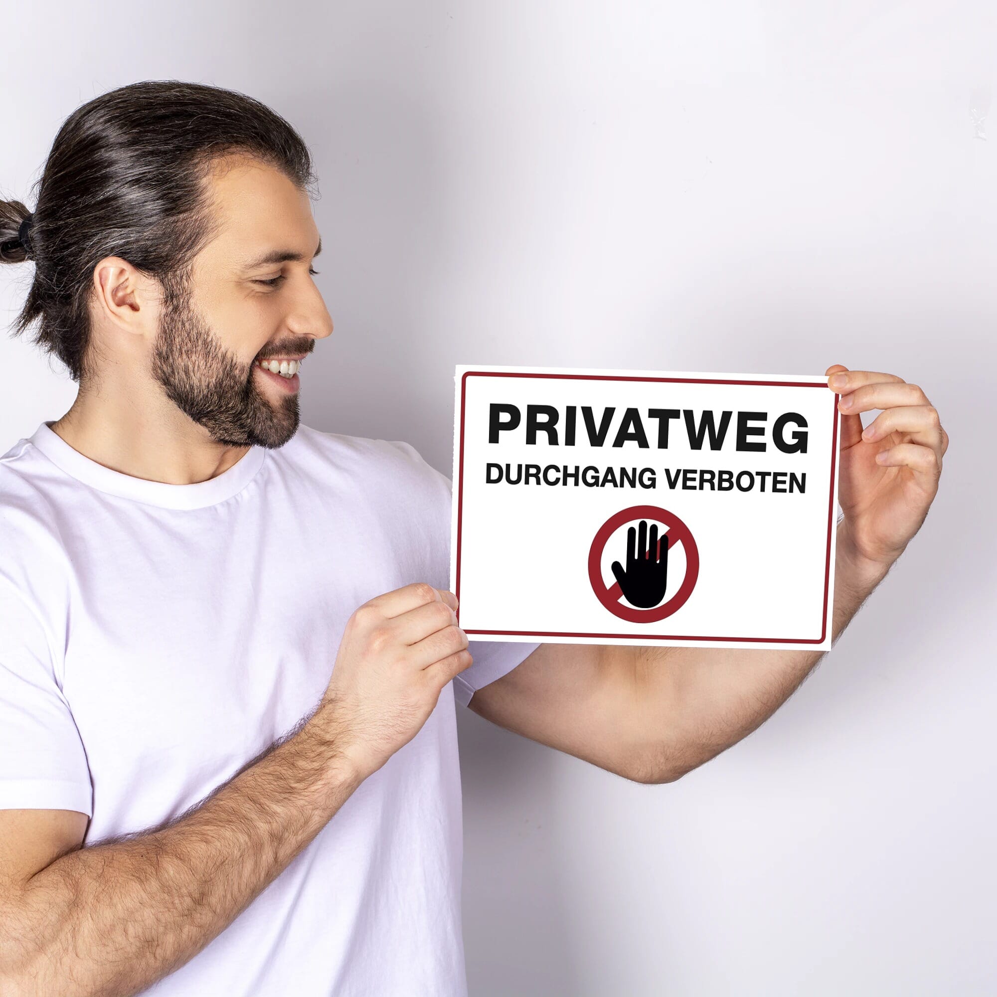 Drei weiße Aufkleber PRIVATWEG – DURCHGANG VERBOTEN, 300x200 mm, auf glatter Oberfläche, sichtbar in der Nahaufnahme