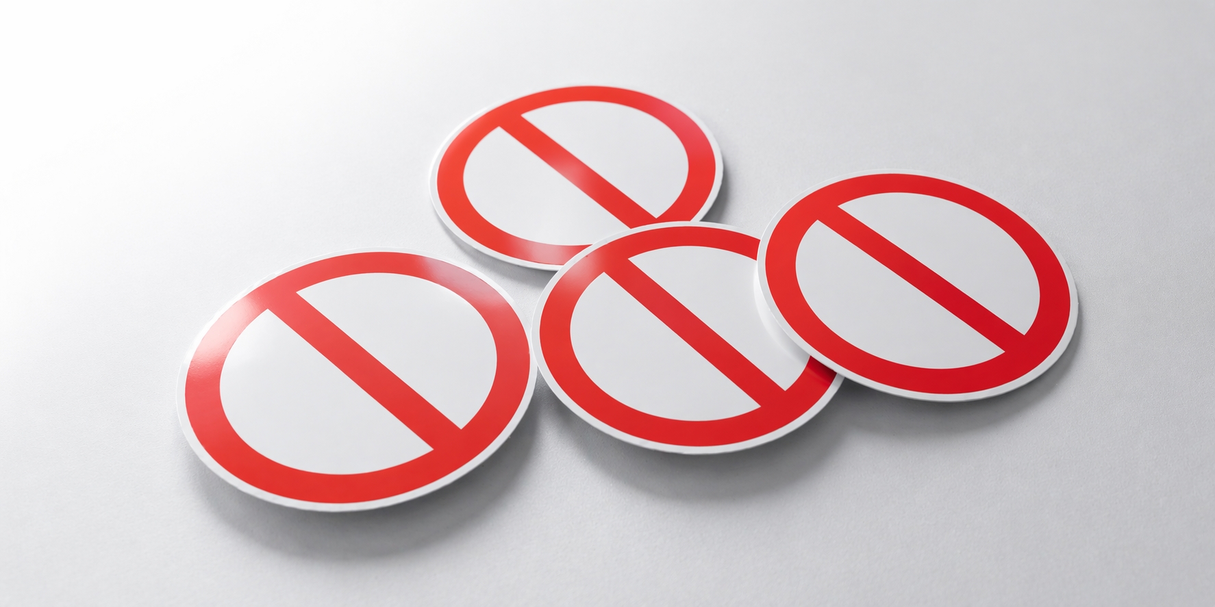 Verbotszeichen-Aufkleber mit rot umrandeten Symbolen nach DIN EN ISO 7010 im Überblick
