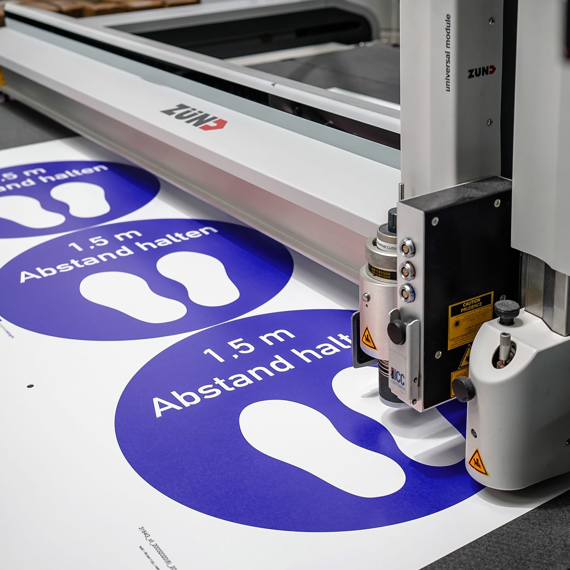 Drei signalblaue Aufkleber mit "PRIVATWEG – DURCHGANG VERBOTEN" in runder Form, 300x200 mm, auf glänzendem Papier
