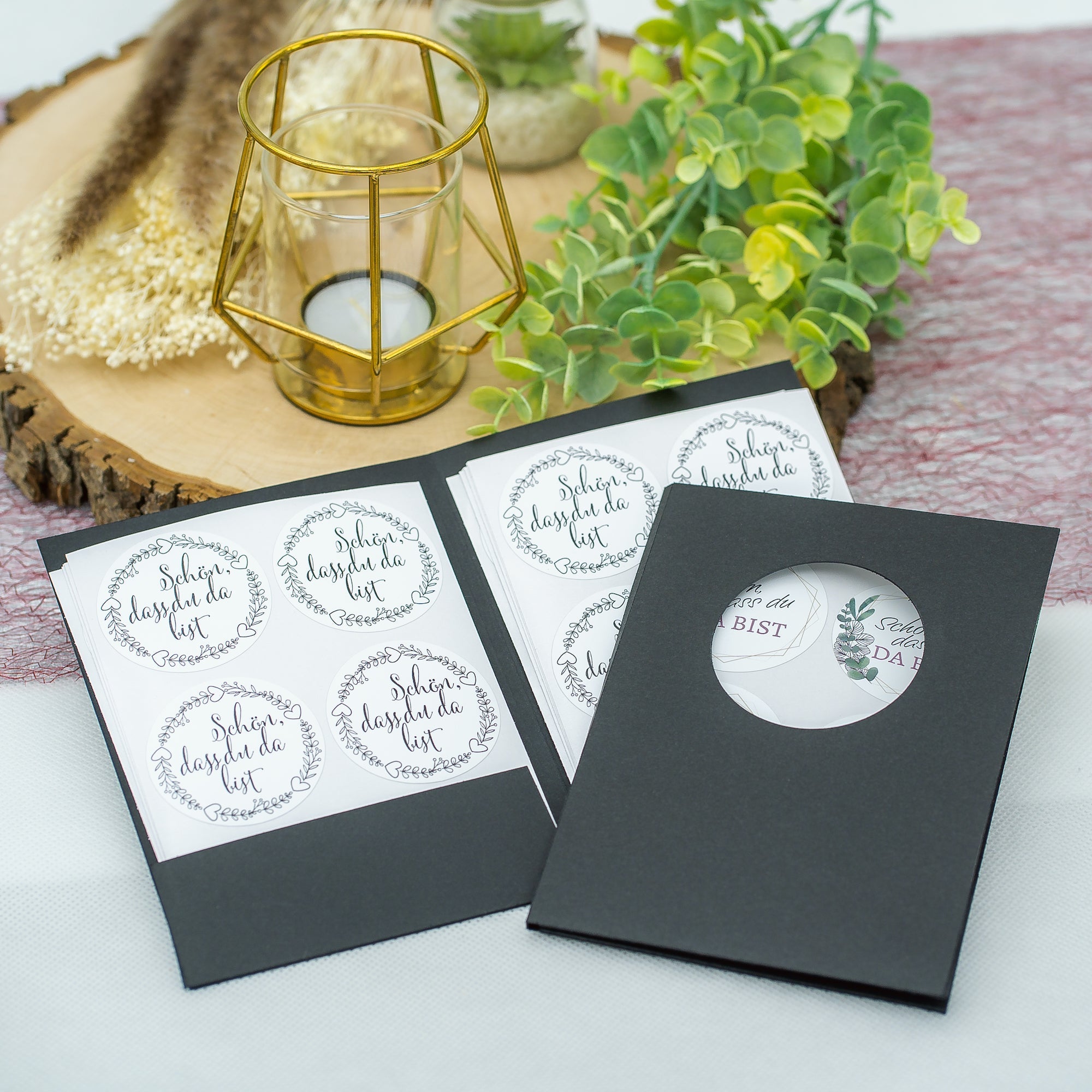 Schwarz-weiße Hochzeitsaufkleber auf Kartonhülle, Set mit 80 verschiedenen Größen und Texten, für kreative Dekorationen.