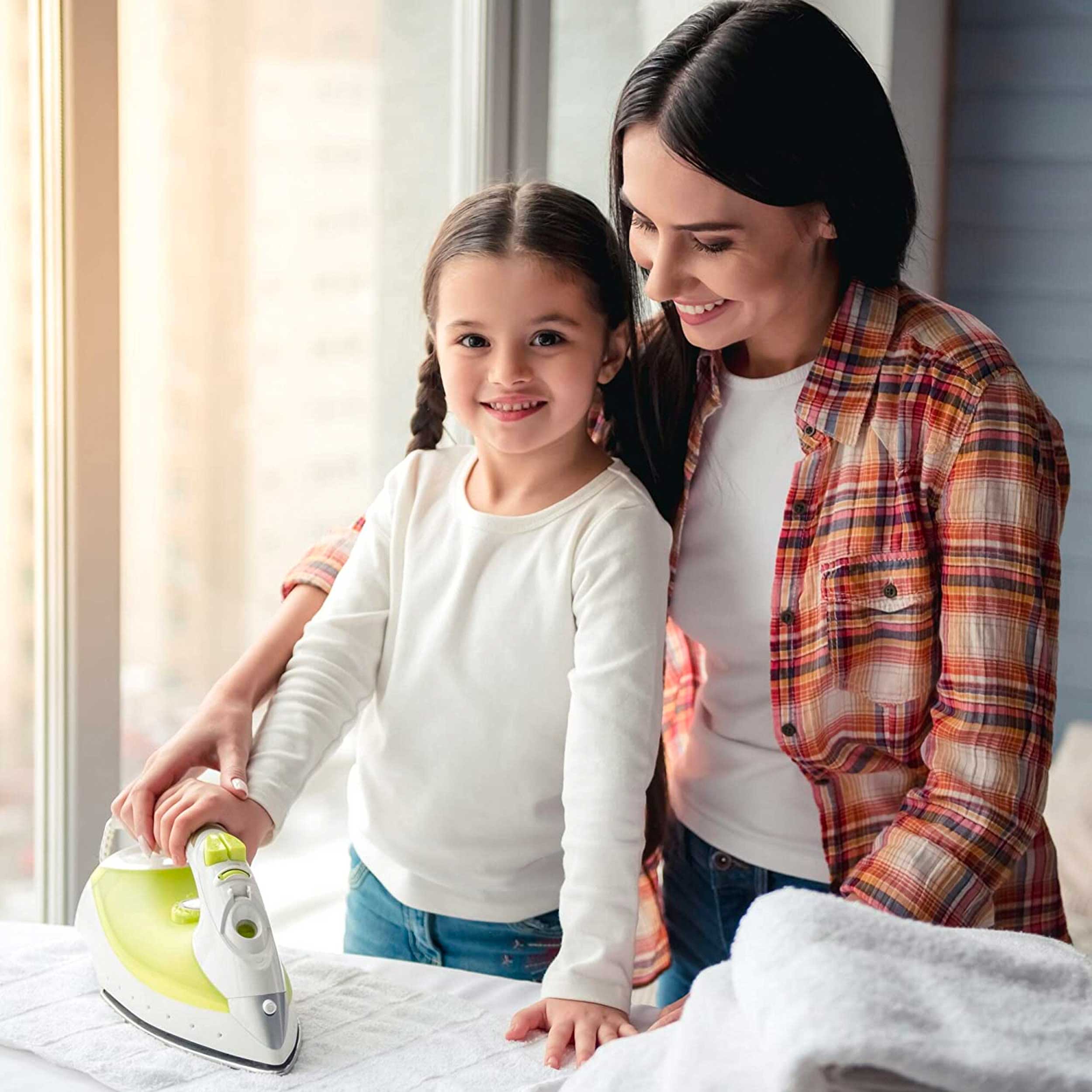 Bügeletiketten für Kinder mit bunten Motiven, 225 Aufkleber in verschiedenen Größen, ideal für Kleidung und Zubehör.