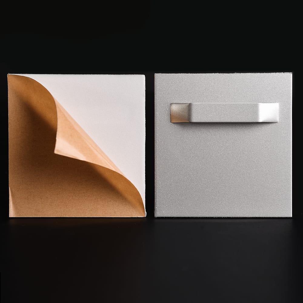 Aufhänger mit Abstandhalter klebend