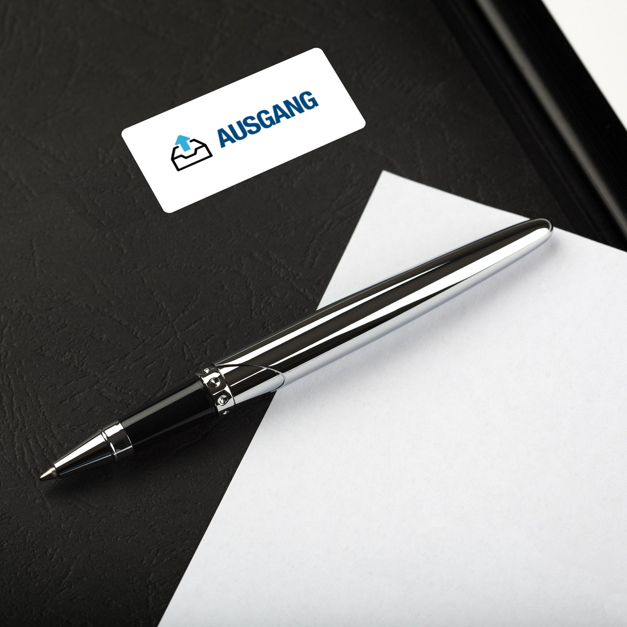 250 weiße Aufkleber mit Piktogramm "Ausgang" auf 60x30 mm Rollenetiketten, ideal für Beschilderungen und Hinweise.