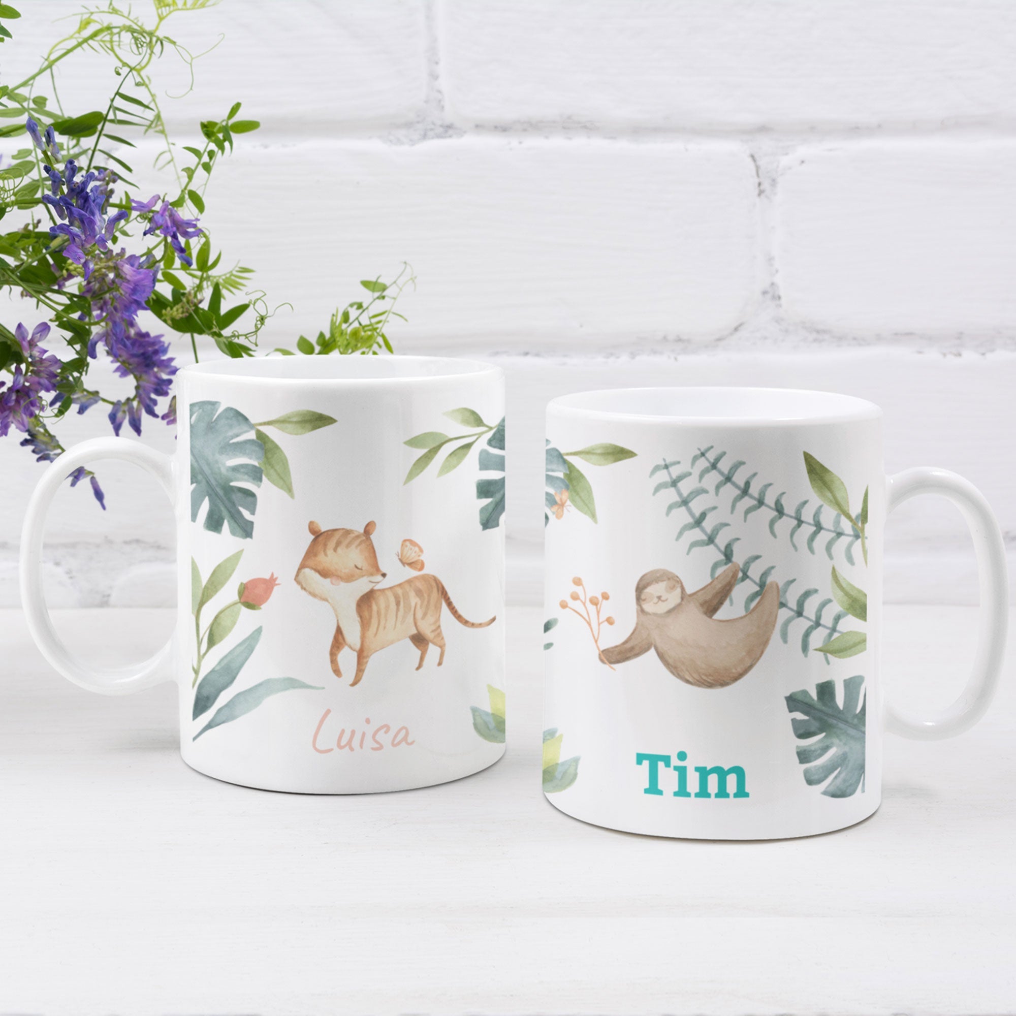 Personalisierte Kindertasse mit Namen, bunte Aquarell-Welten und Dschungelmotiv, geeignet für Kinder, von aufkleberdrucker.de
