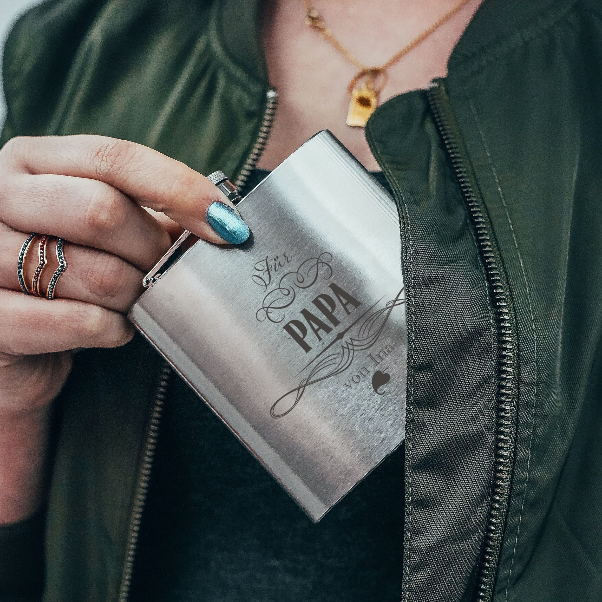 Edelstahl-Flachmann mit Wellen-Design, 9,5 x 13,6 x 2 cm, Geschenkartikel von gravur-fabrik.de, sichtbares Label.