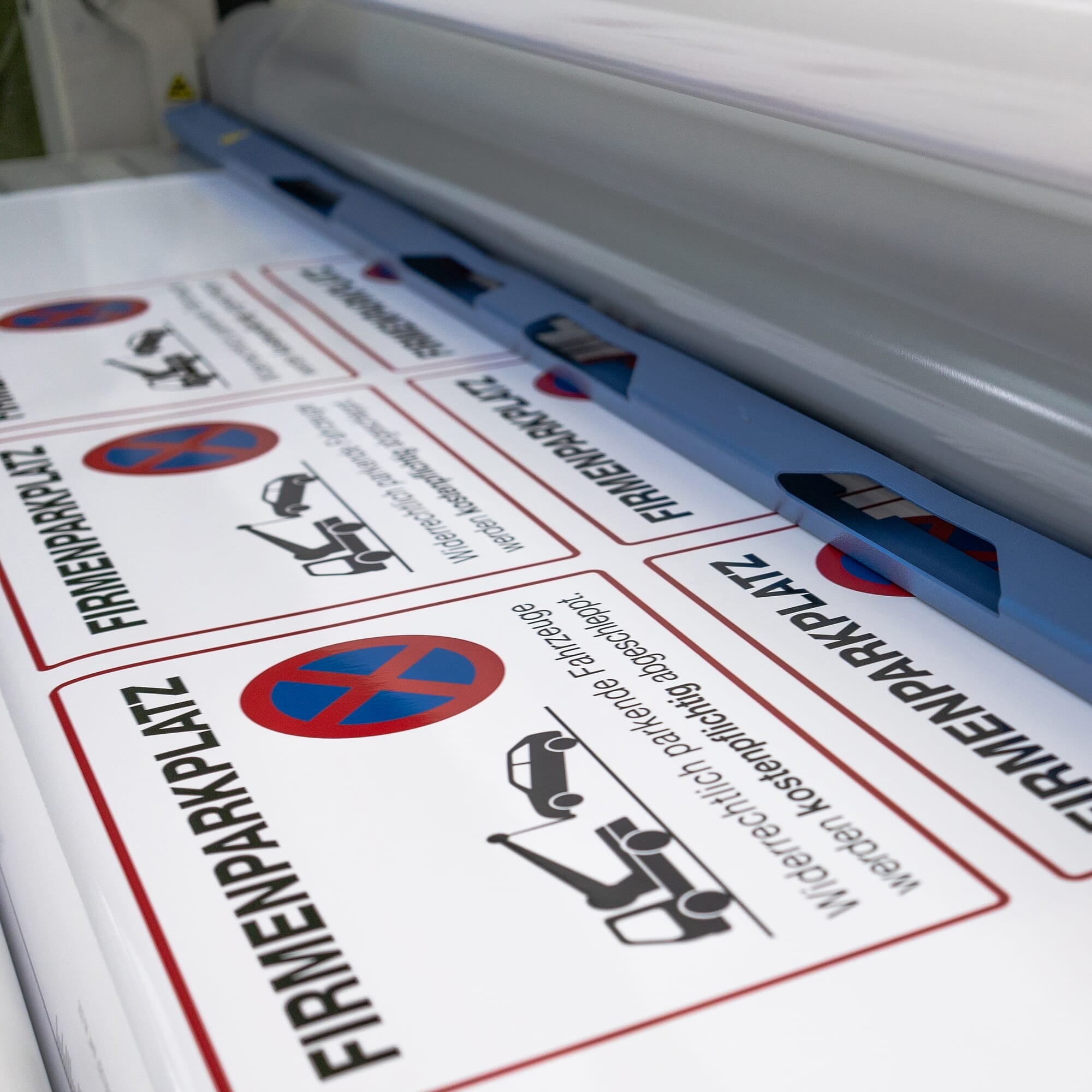 Drei signalgelbe Aufkleber PRIVATWEG – DURCHGANG VERBOTEN, 300x200 mm, mit Folienlaminat-20Normal, auf glatter Oberfläche.