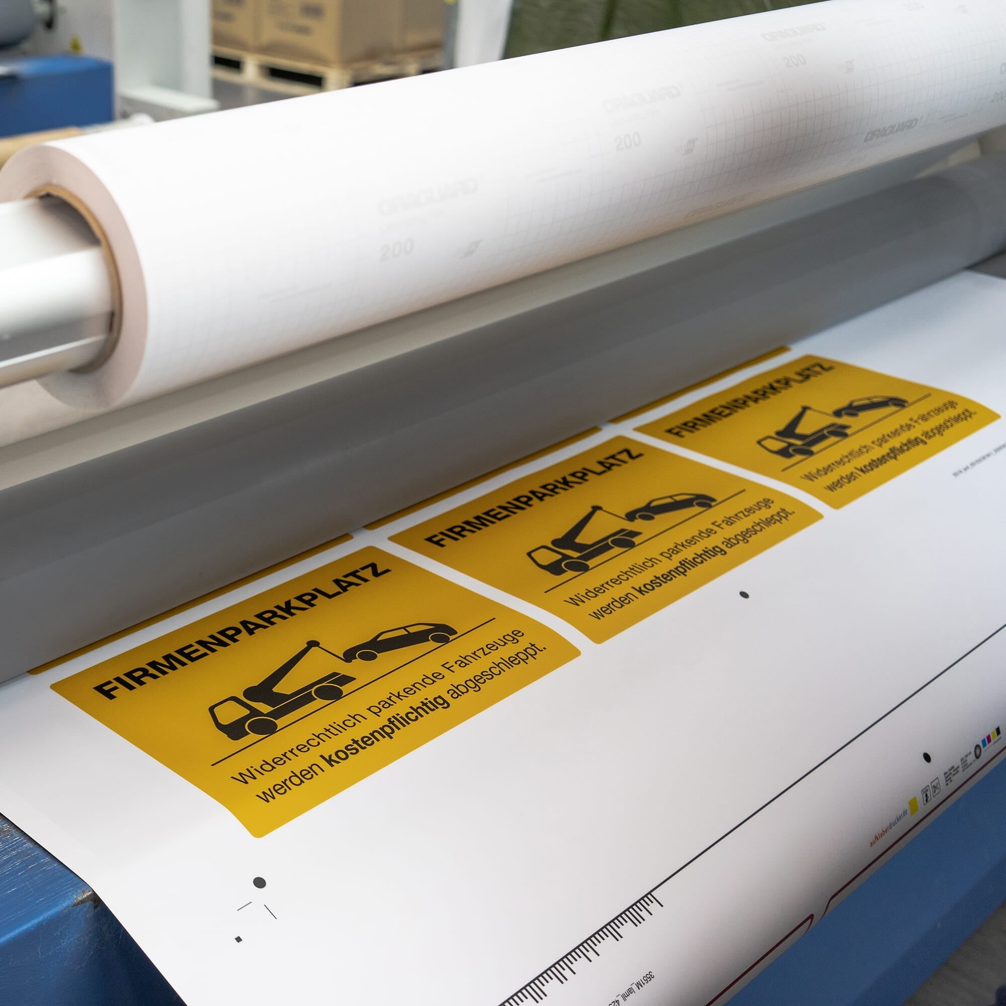 Drei signalblaue Aufkleber Privatweg – Durchgang verboten, 300x200 mm, mit Folienlaminat, auf einer Rolle.