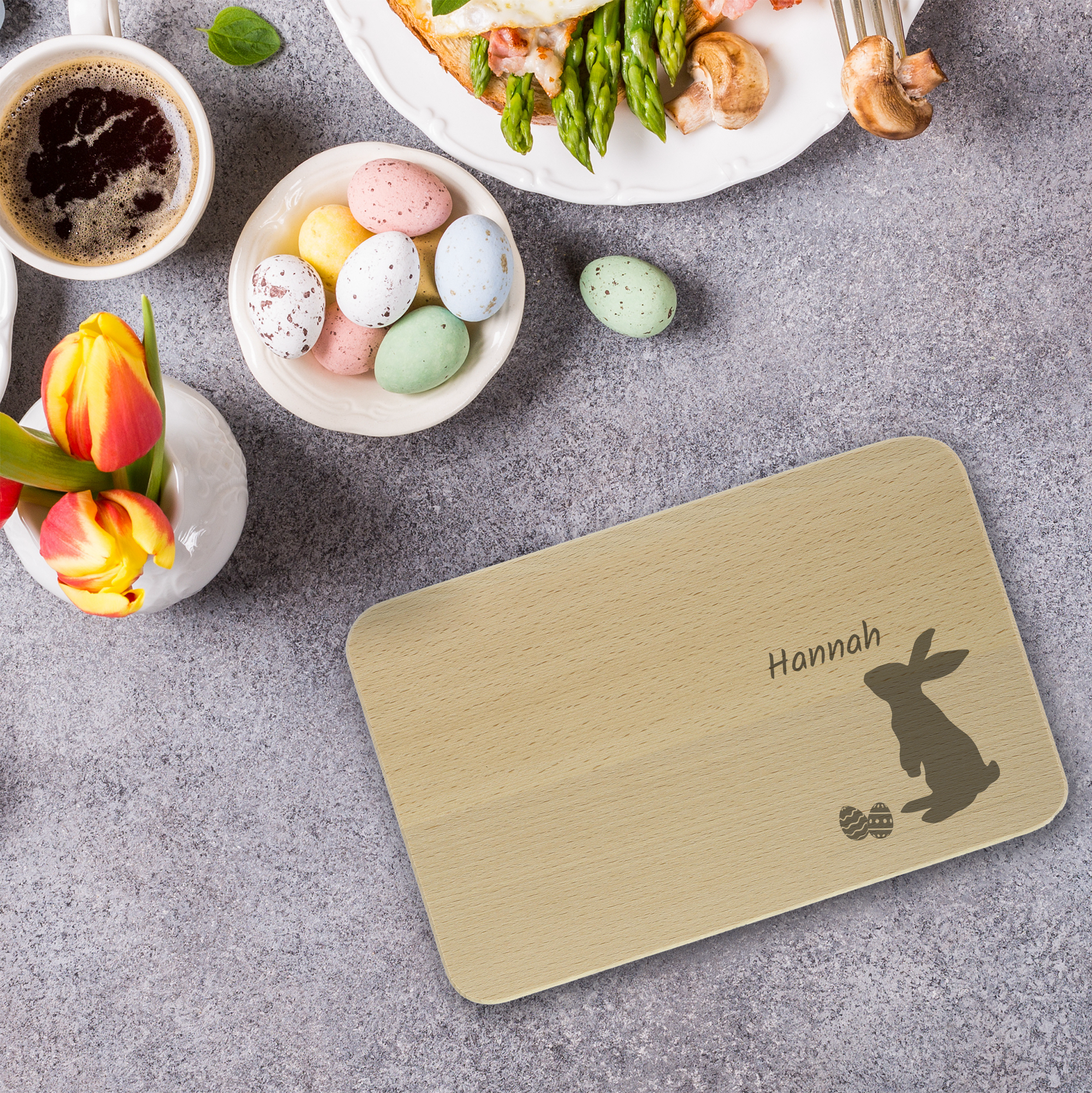 Personalisiertes Frühstücksbrettchen mit Gravur, zeigt individuell gravierten Text, Logo oder Foto, ideal für Frühstückszeit.