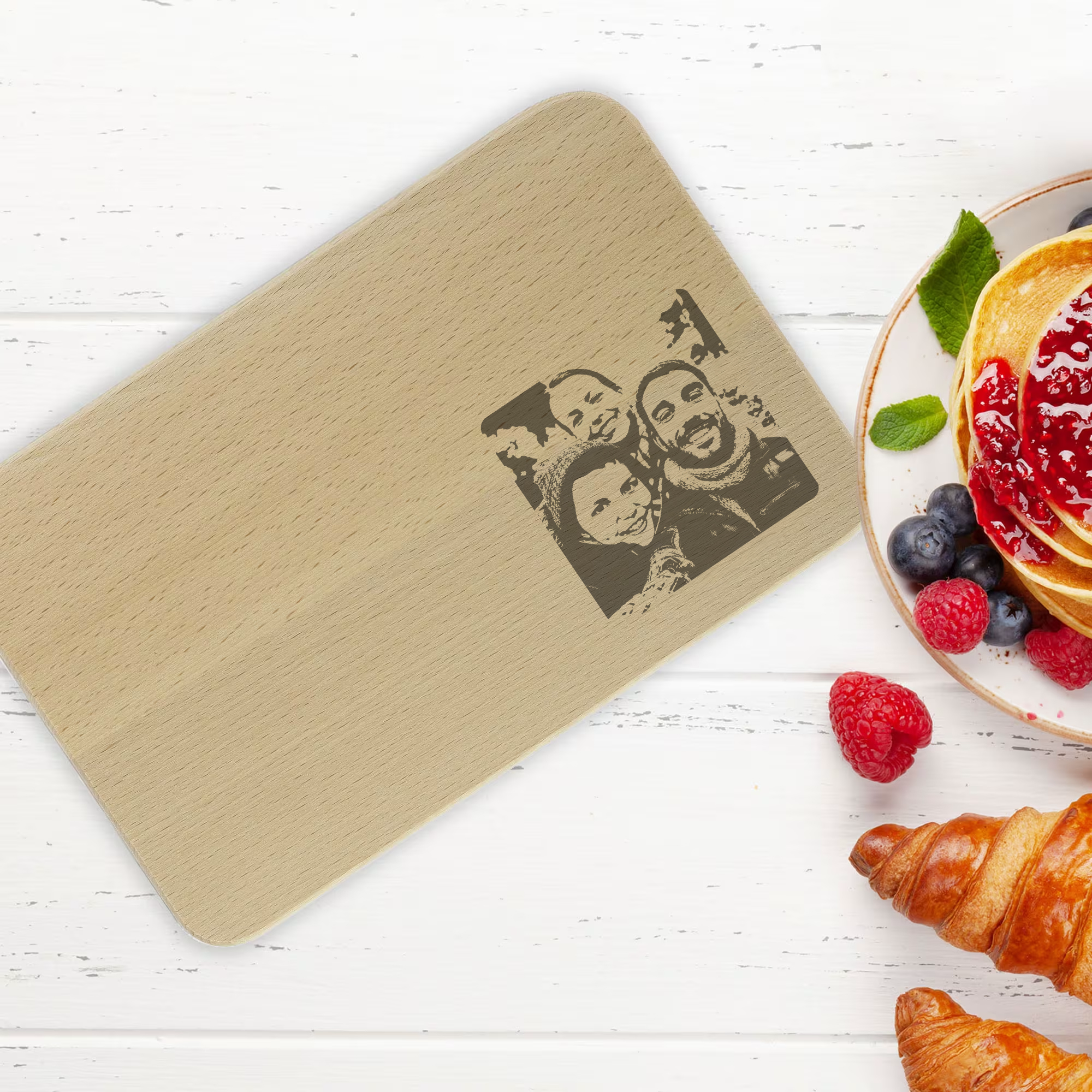 Personalisierbares Frühstücksbrettchen mit Gravur, zeigt individuell gestalteten Text, Logo oder Foto, aus Holz gefertigt.