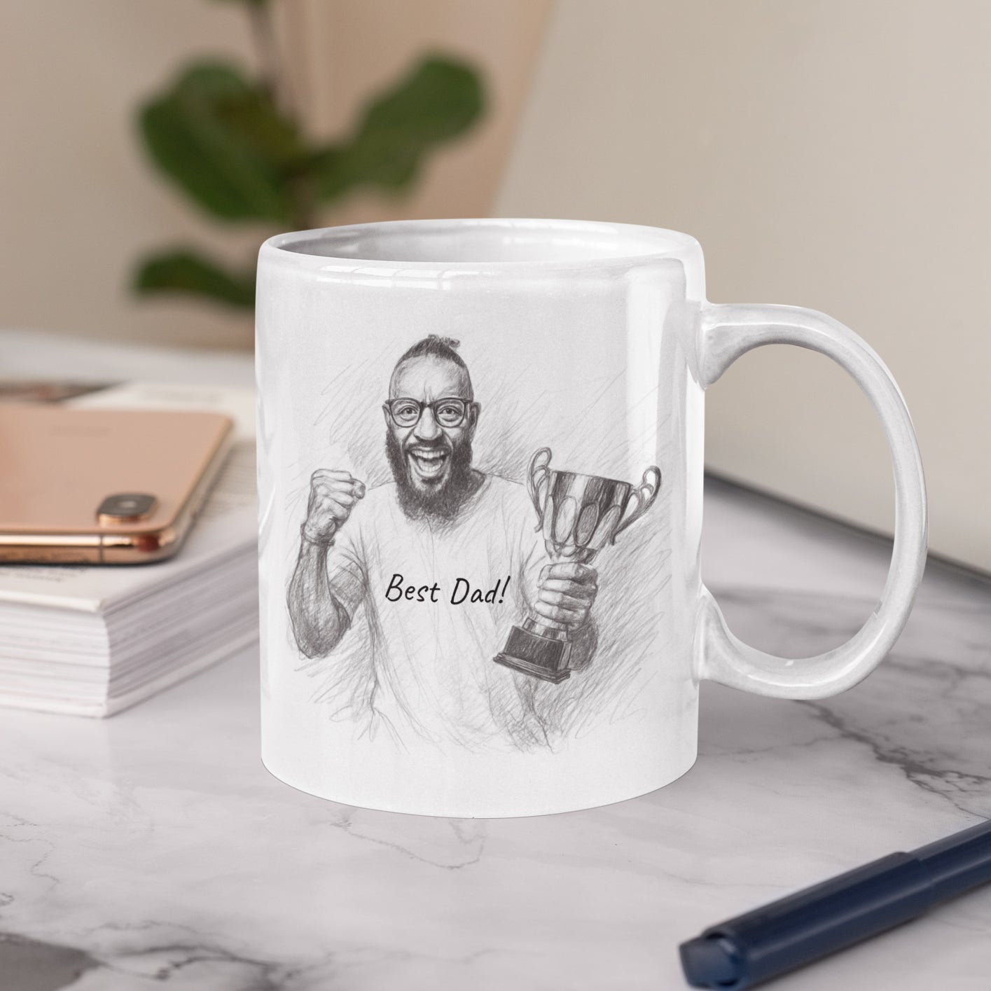 Personalisierte Keramiktasse mit Bleistiftzeichnung, ideal für individuelle Geschenkideen, zeigt eine handgezeichnete Illustration.