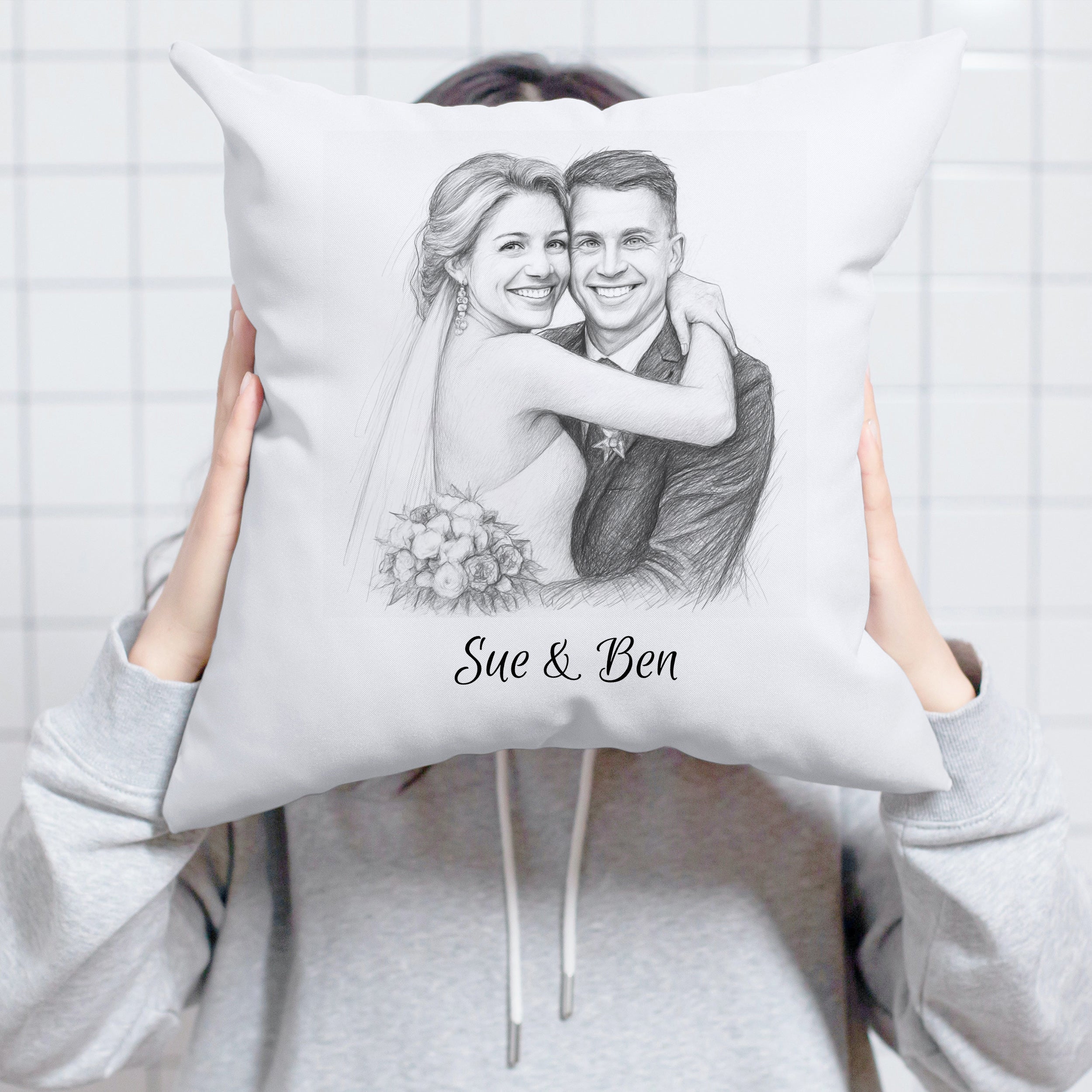 Kissenbezug mit Bleistiftzeichnung und personalisierbarer Gestaltung, abgebildet auf aufkleberdrucker.de.