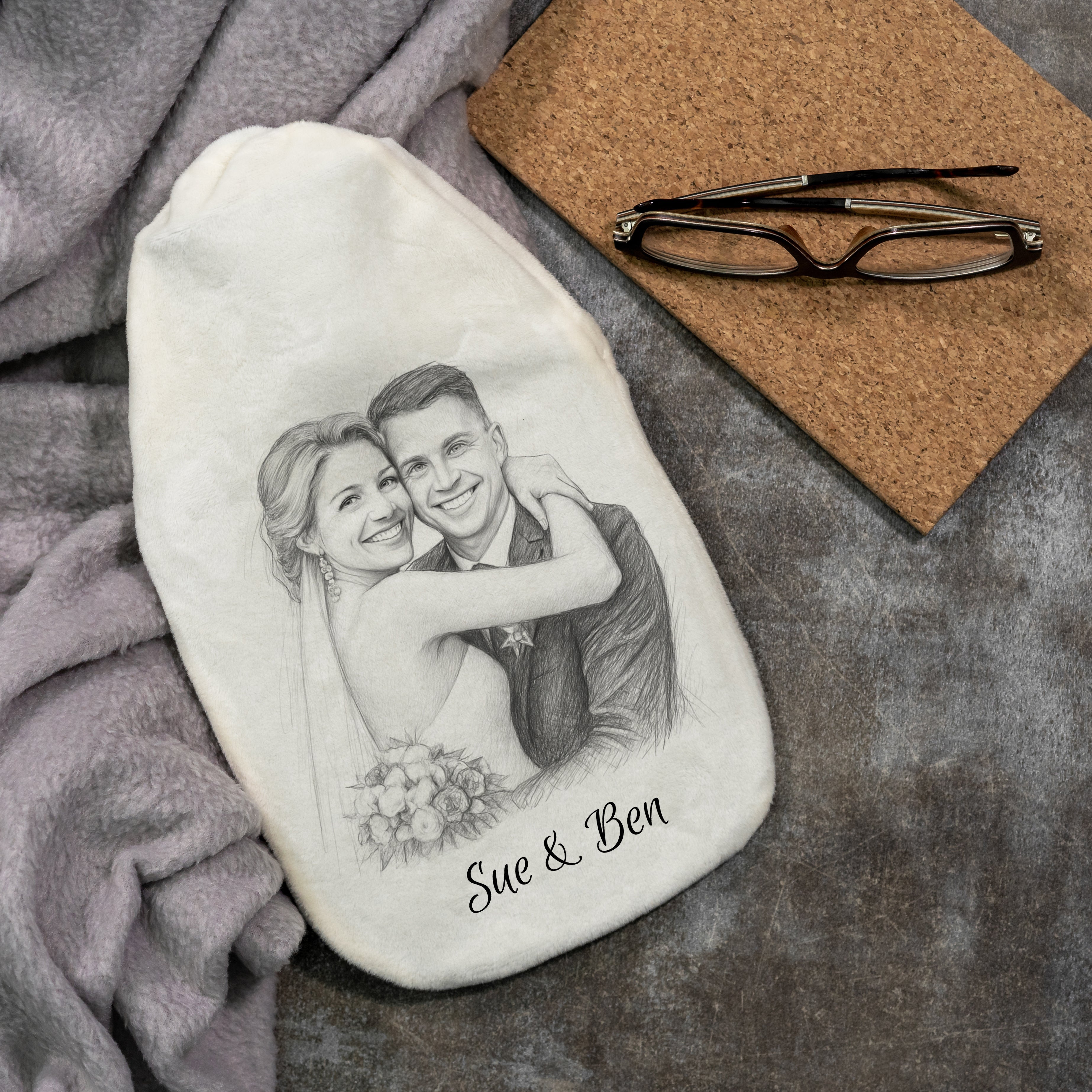 Wärmflasche mit Bleistiftzeichnung und Individualisierung - aufkleberdrucker.de