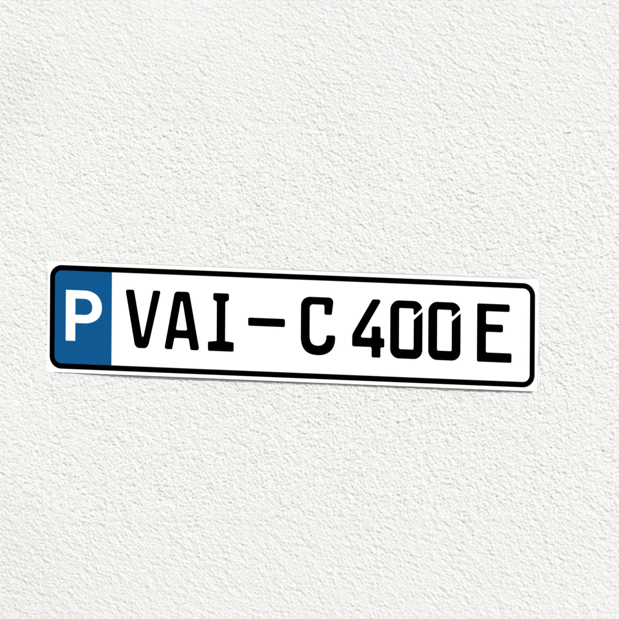 Kennzeichen-Schild in Größe 520x110 mm mit Aufkleberdrucker.de, klarer Beschriftung für Parkplätze, wetterfestes Material