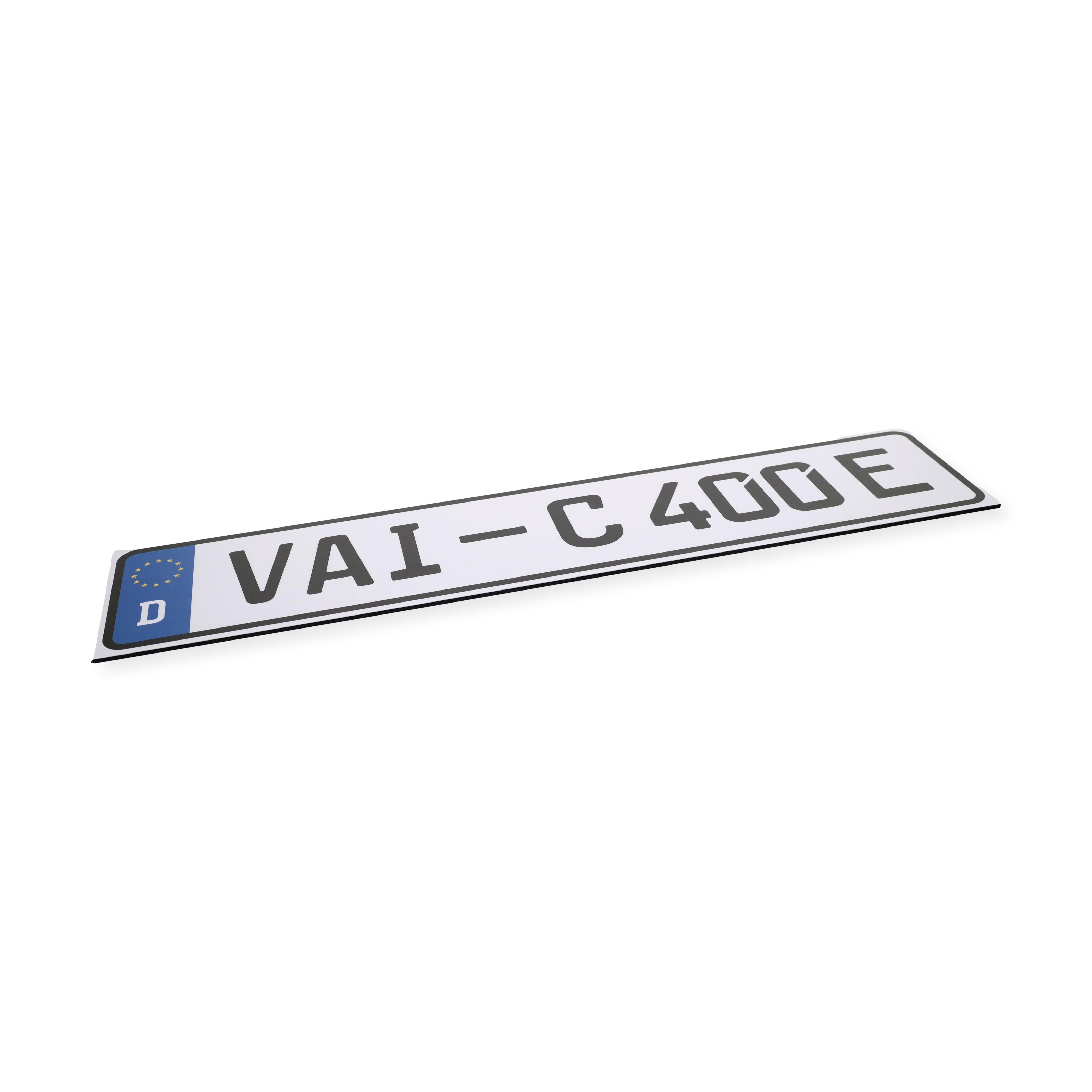 Parkplatzschild in Kennzeichen-Größe 520x110 mm mit Beschriftung, wetterfestes Aufkleberschild von aufkleberdrucker.de
