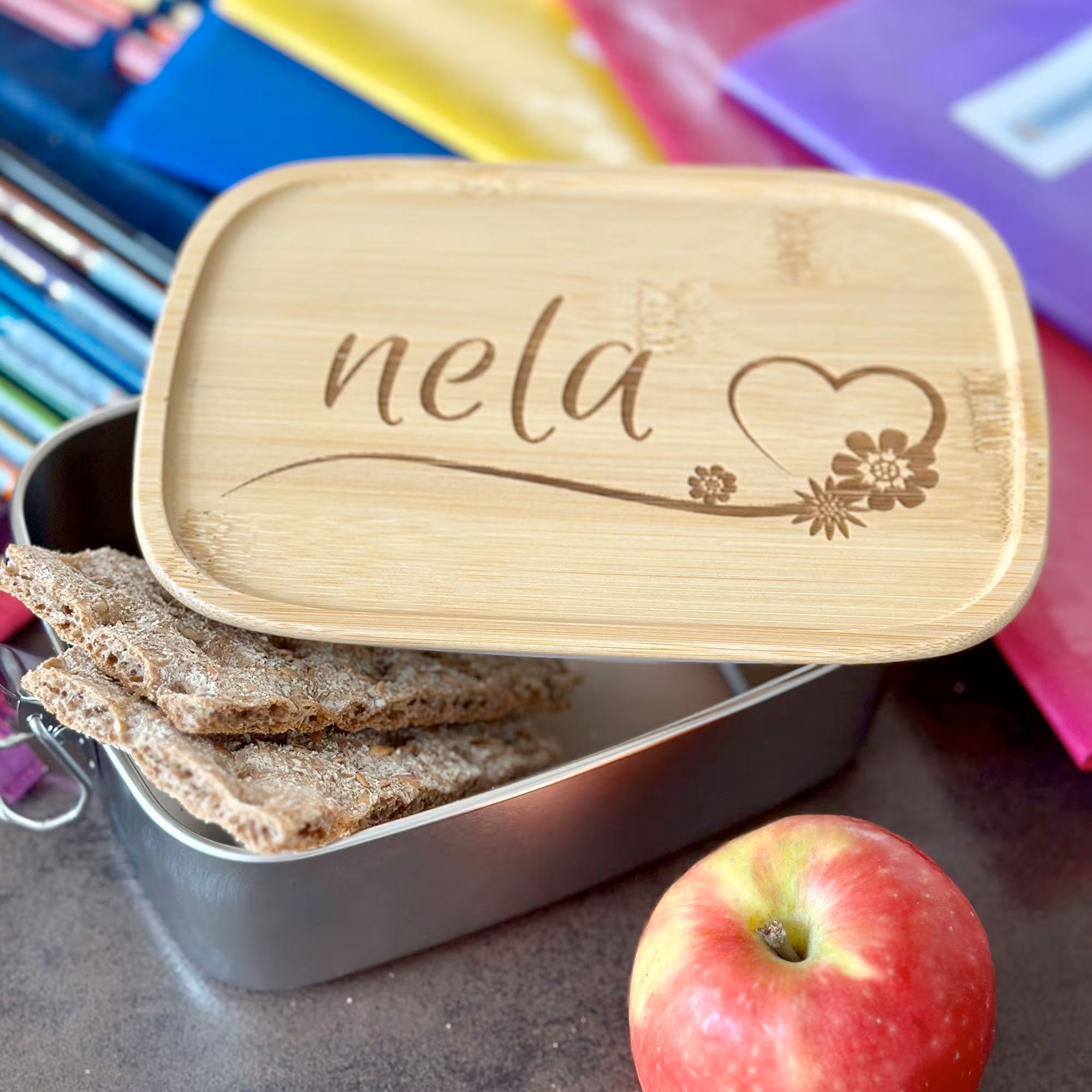 Edelstahl-Lunchbox mit Bambusdeckel, Verschluss und Gravur, ideal für Kinder, von kinder-druckerei.de, zeigt die verschlossene Box