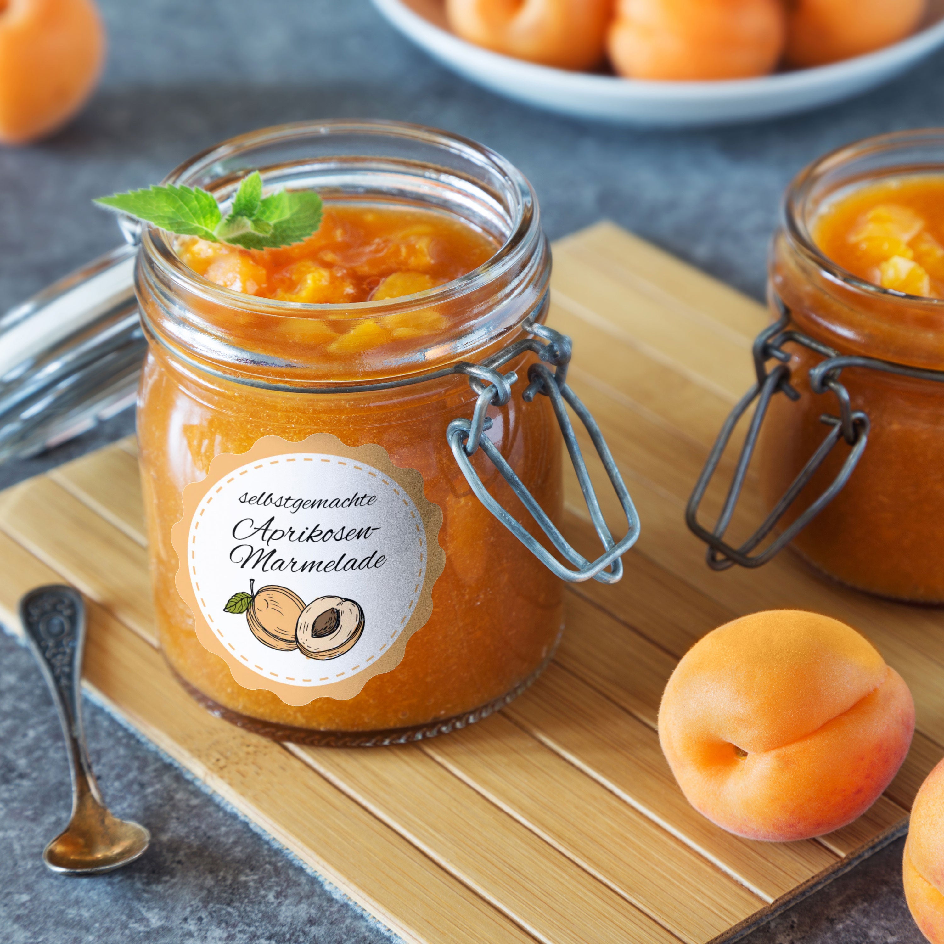 Marmeladenetiketten Set mit verschiedenen Motiven auf Papier, ideal für selbstgemachte Marmeladen, mit Aprikosenzeichnung.