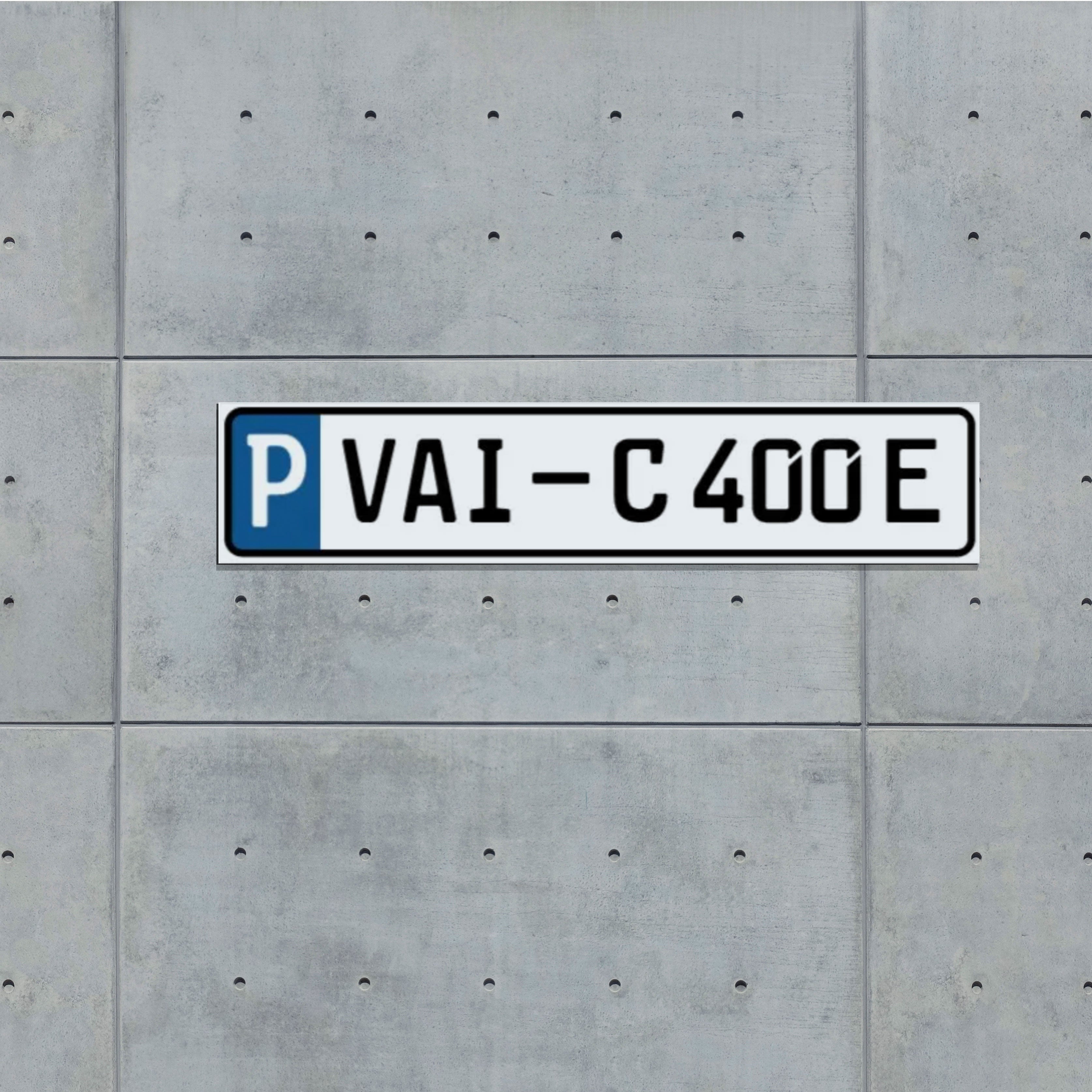 Parkplatzschild in Kennzeichen-Größe 520x110 mm, wetterfest, mit klarer Beschriftung, von aufkleberdrucker.de.