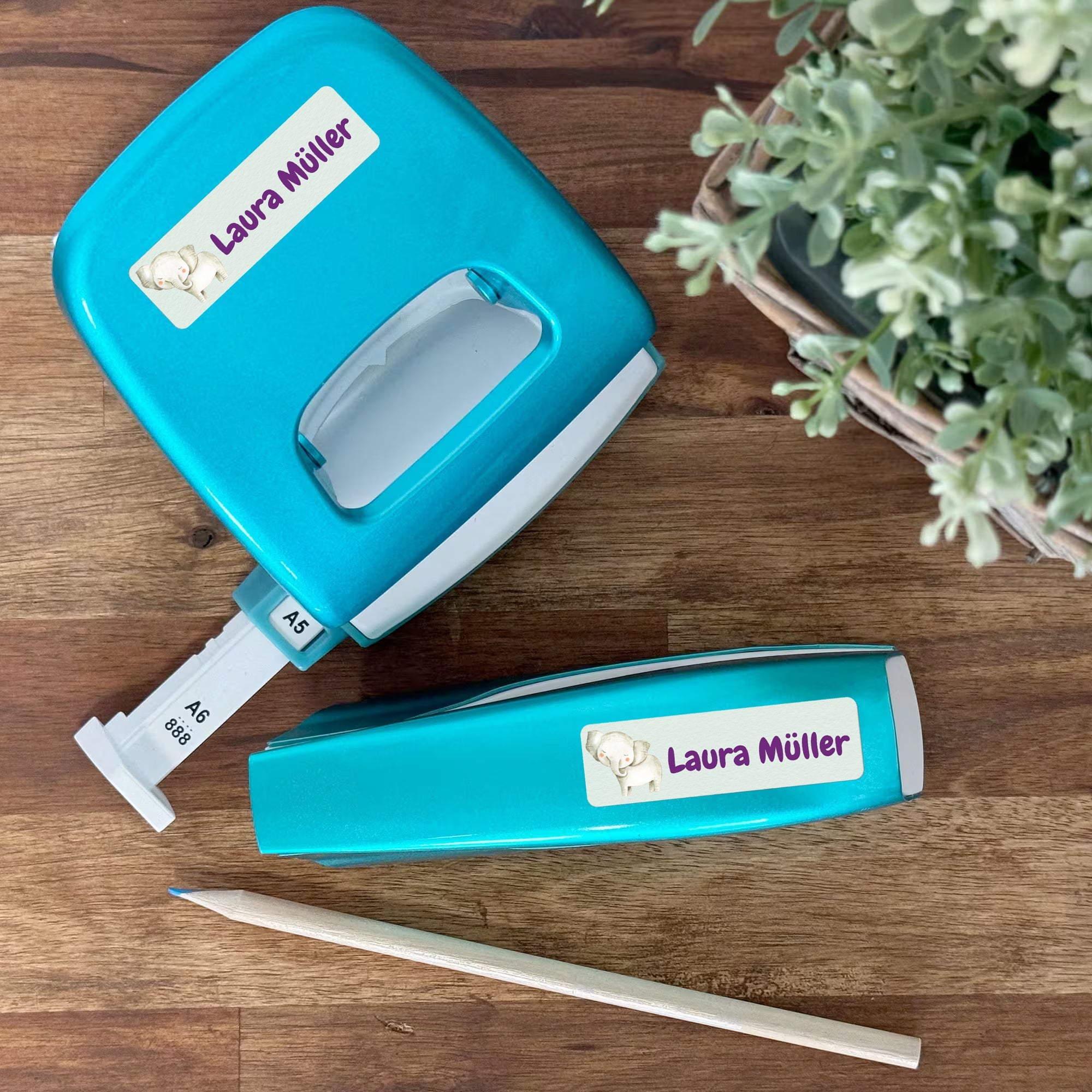 Aquarell Namensaufkleber in 3- oder 4-zeiliger Gestaltung, 110 Stück, 50x15 mm, mit bunten Aquarell-Designs, aufkleberdrucker.de