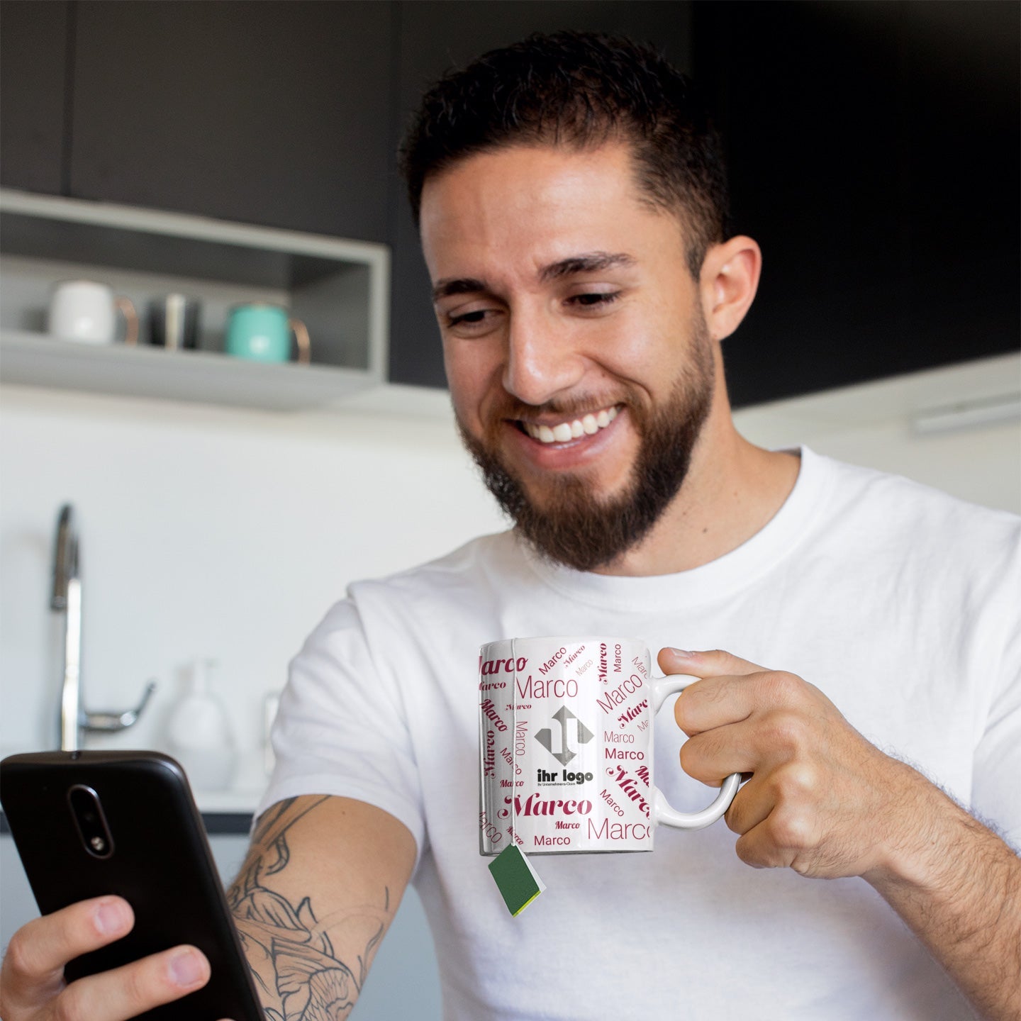 Keramiktasse mit individuellem Namen und Firmenlogo, hochformatig, personalisierte Werbegeschenk-Tasse