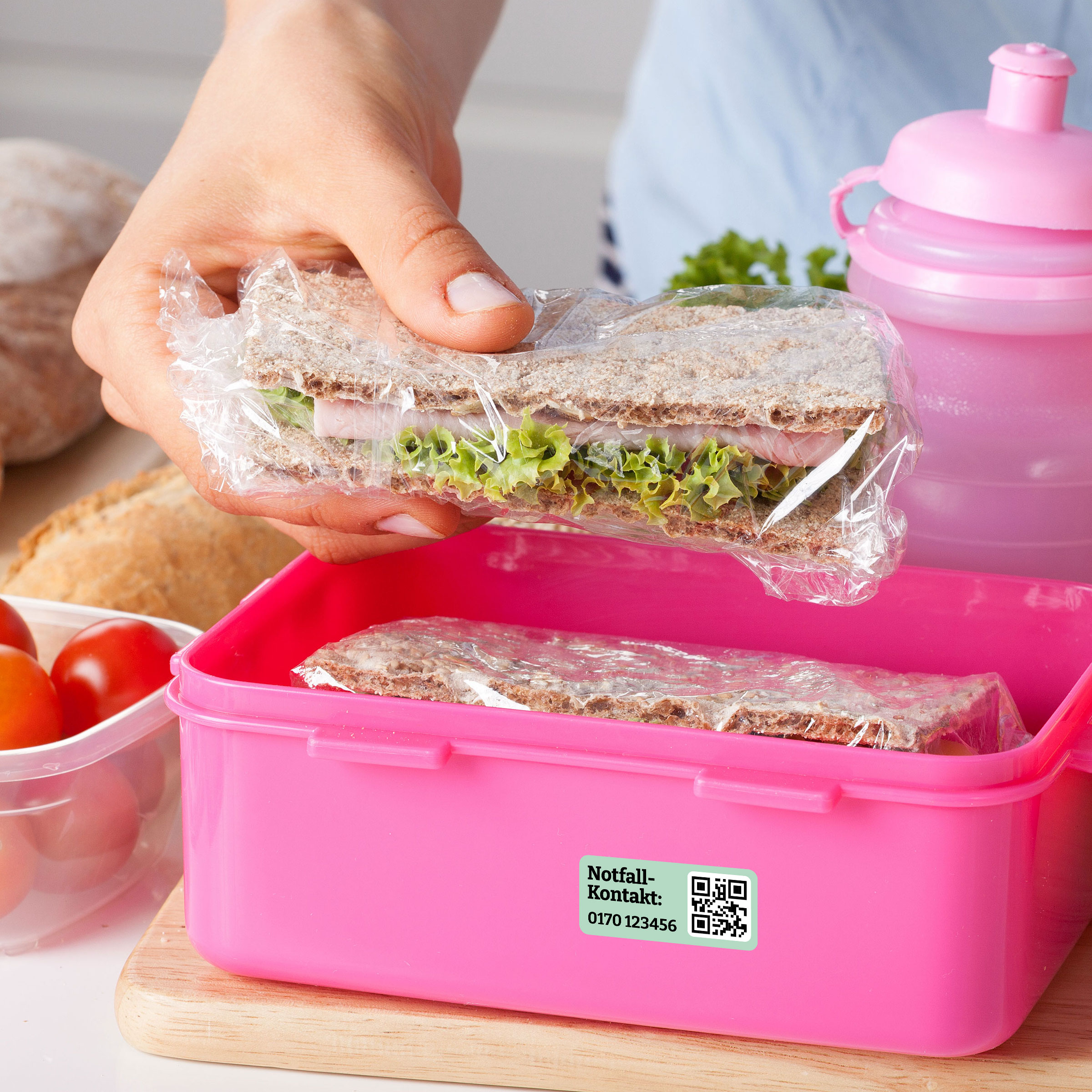 Stark haftender Notfallkontakt-Aufkleber mit Telefonnummer und QR-Code, 30x13 mm, für schnelle medizinische Hilfe.