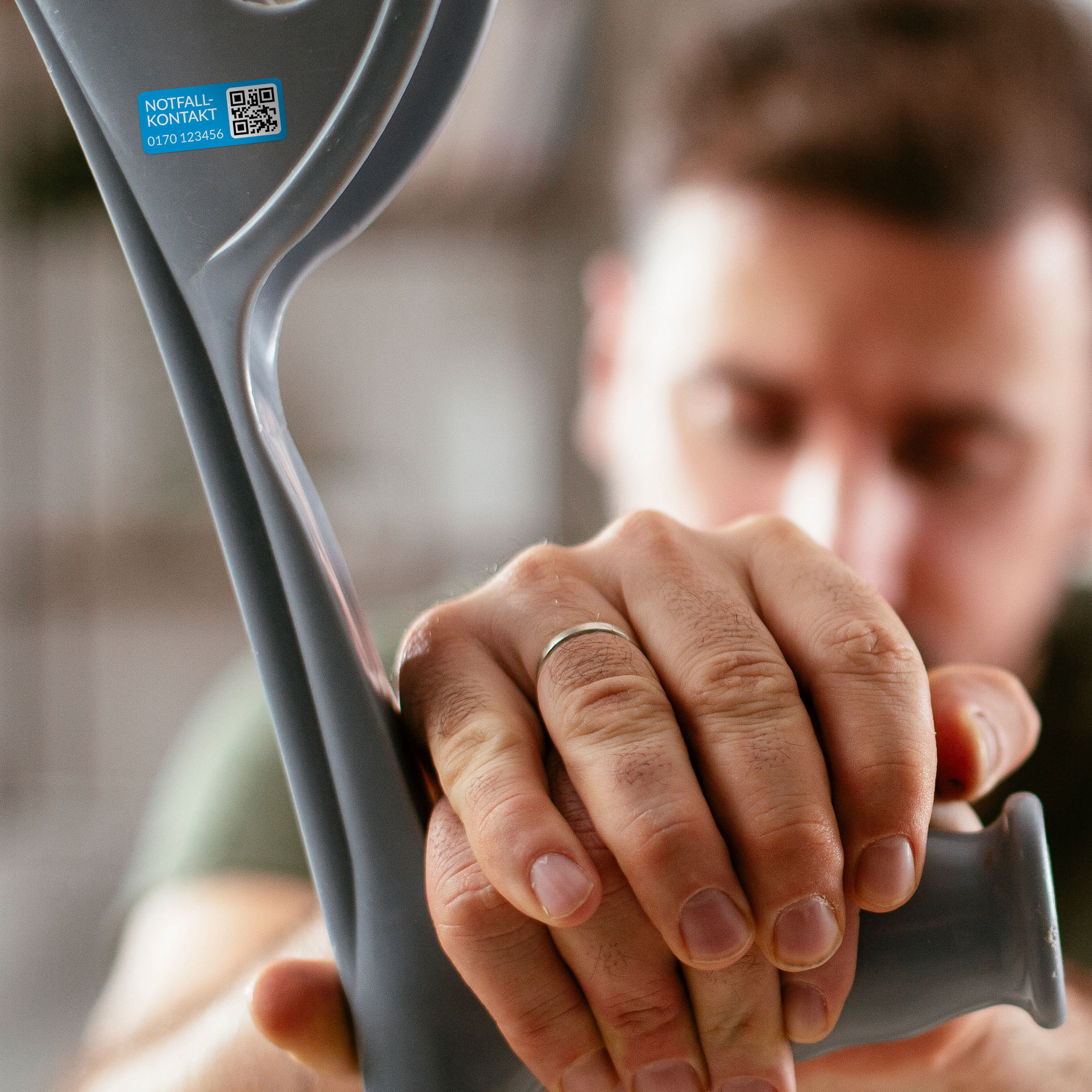 Starker Notfallkontakt-Aufkleber mit Telefonnummer und QR-Code, 30x13 mm, für schnelle medizinische Hilfe, aufkleberdrucker.de