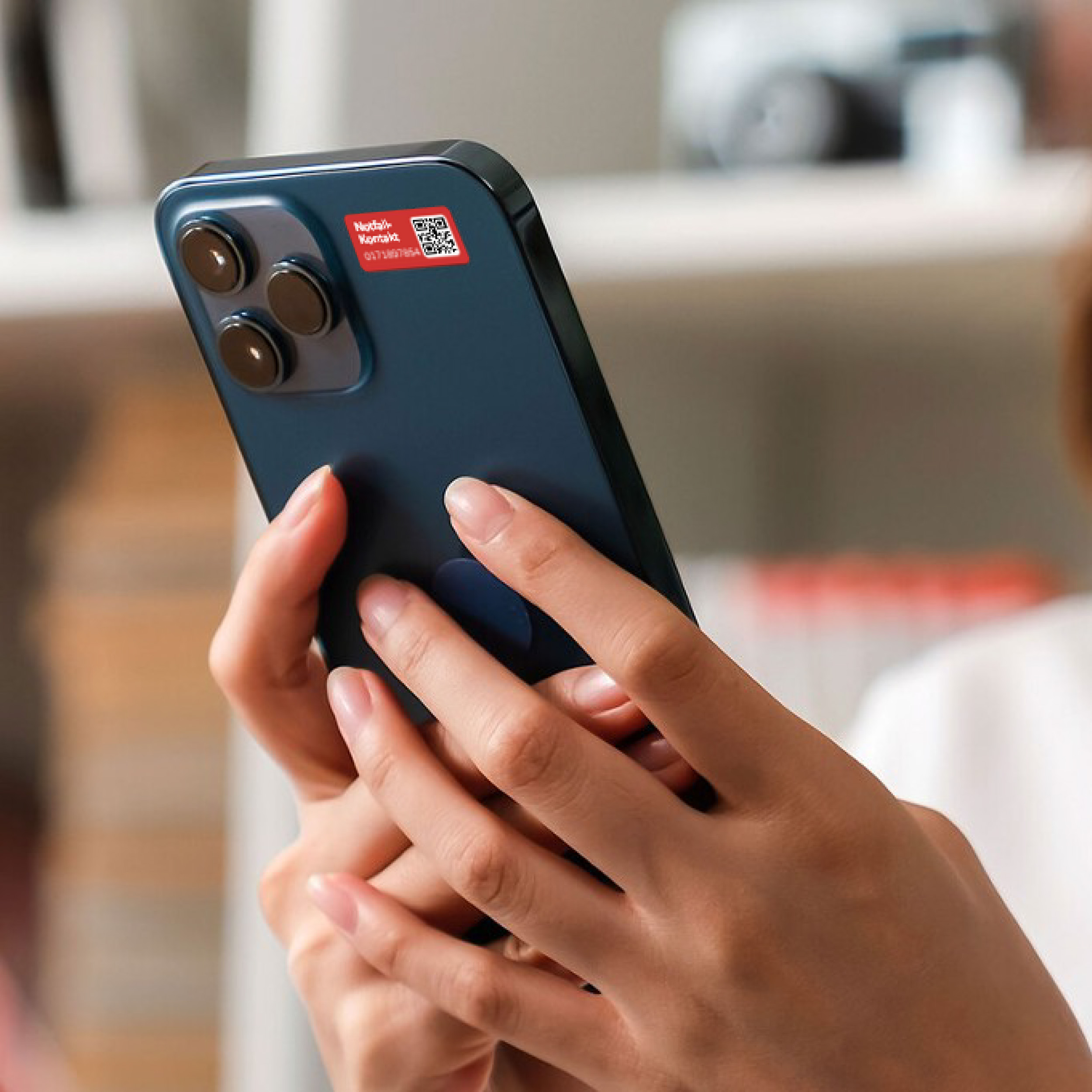 Starker Notfallkontakt-Aufkleber mit Telefonnummer und QR-Code, 30x13 mm, aufkleberdrucker.de, für schnelle Notrufinformationen